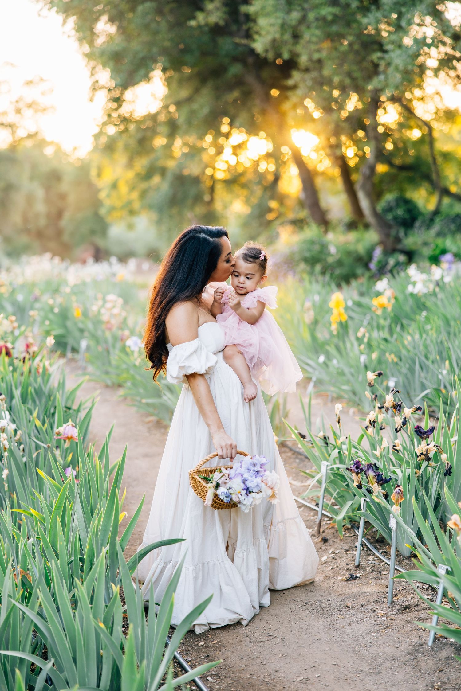 Celebrating the beauty of every stage, this motherhood session captures love, connection, and the tender moments that define this season.