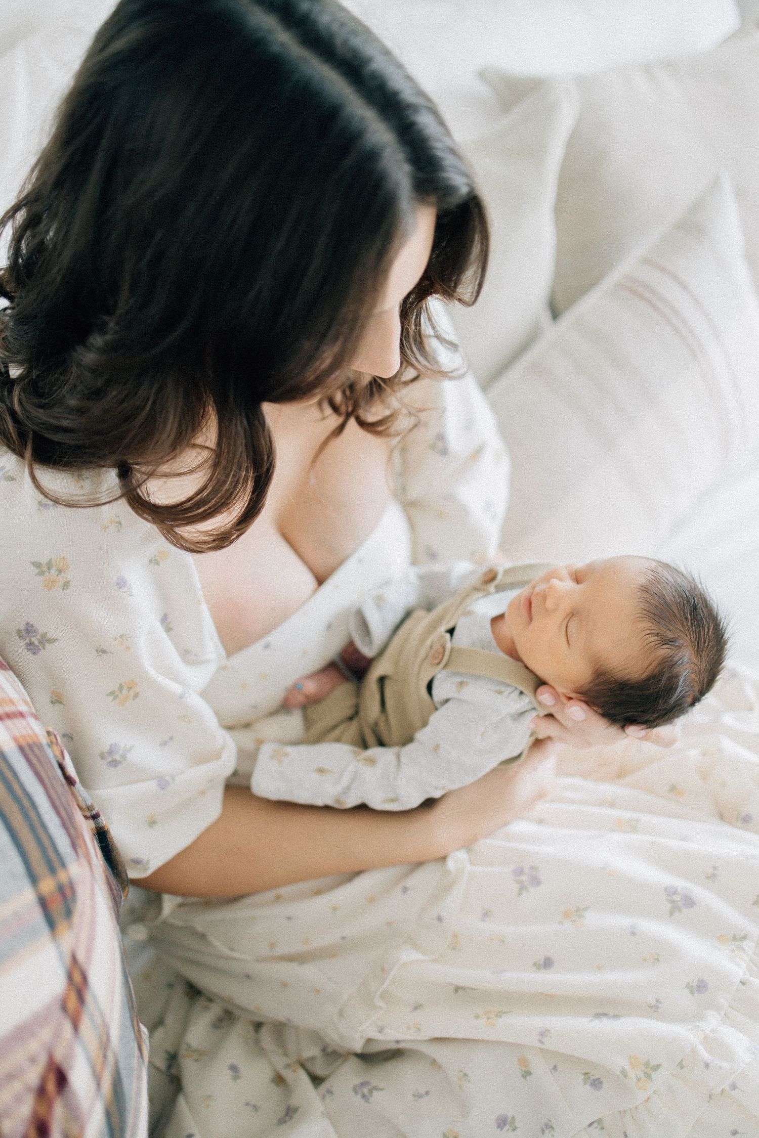 From first snuggles to tiny milestones, these in-home newborn sessions capture the love, warmth, and connection of early motherhood.