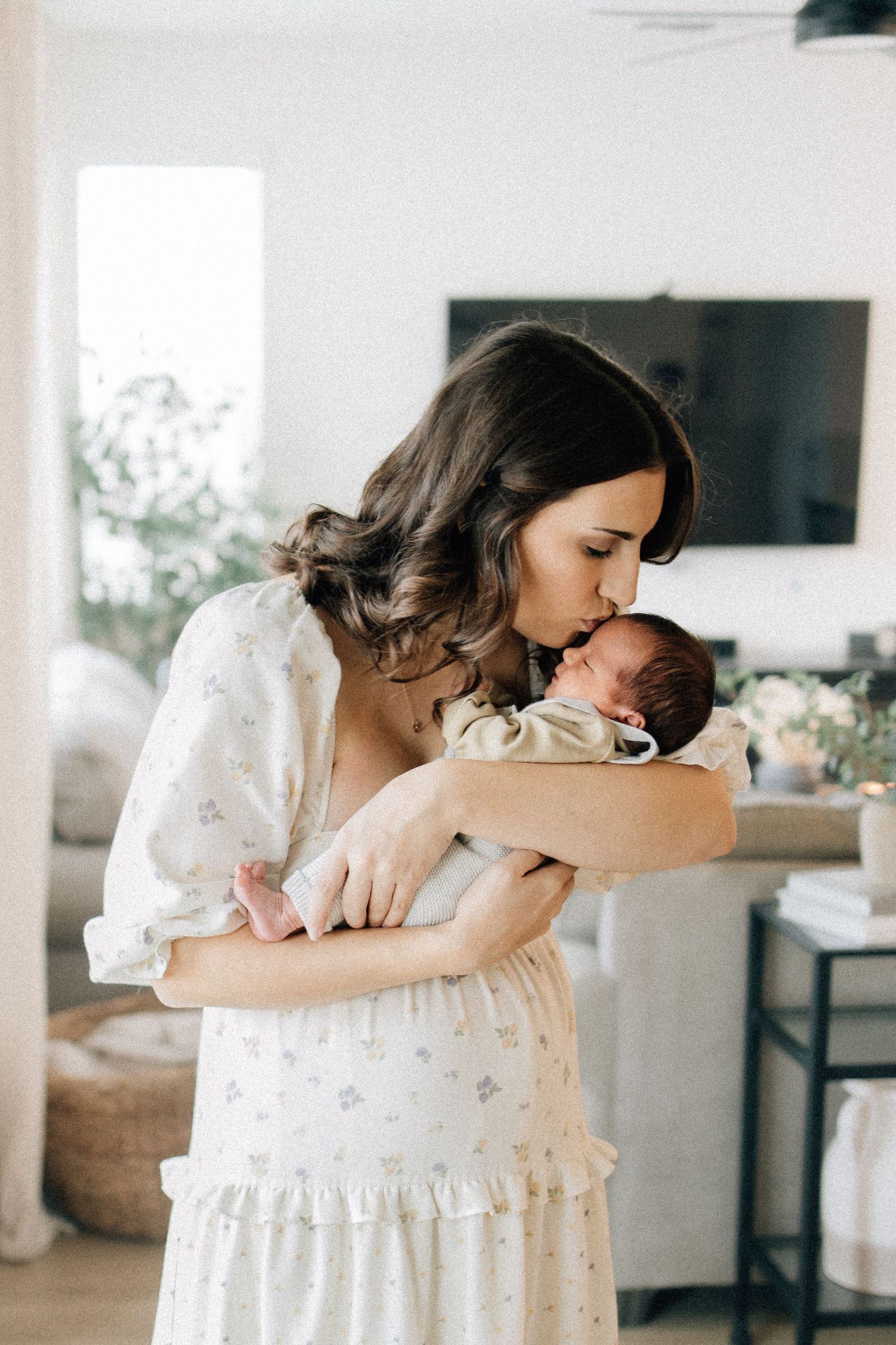 From first snuggles to tiny milestones, these in-home newborn sessions capture the love, warmth, and connection of early motherhood.
