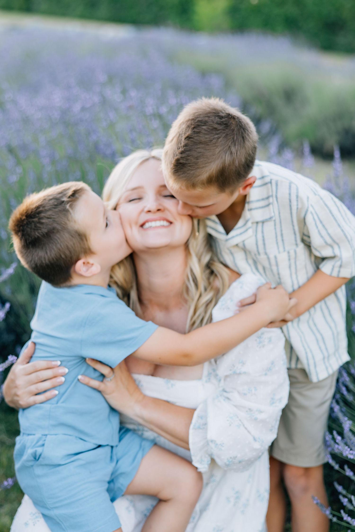 Amid blooming lavender fields, this session captures family love, connection, and joy in a soft, timeless, and magical settingAmid blooming
