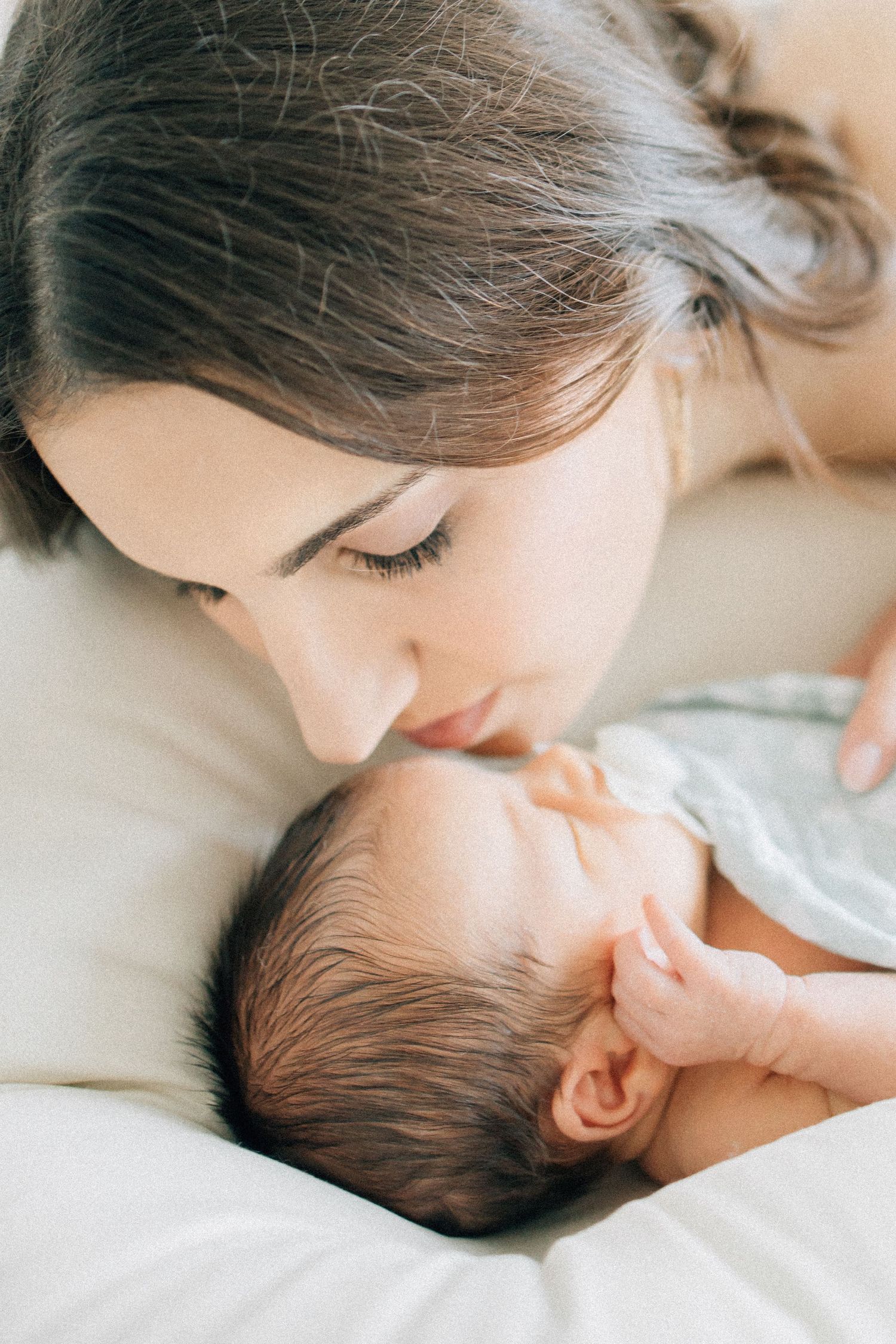 From first snuggles to tiny milestones, these in-home newborn sessions capture the love, warmth, and connection of early motherhood.