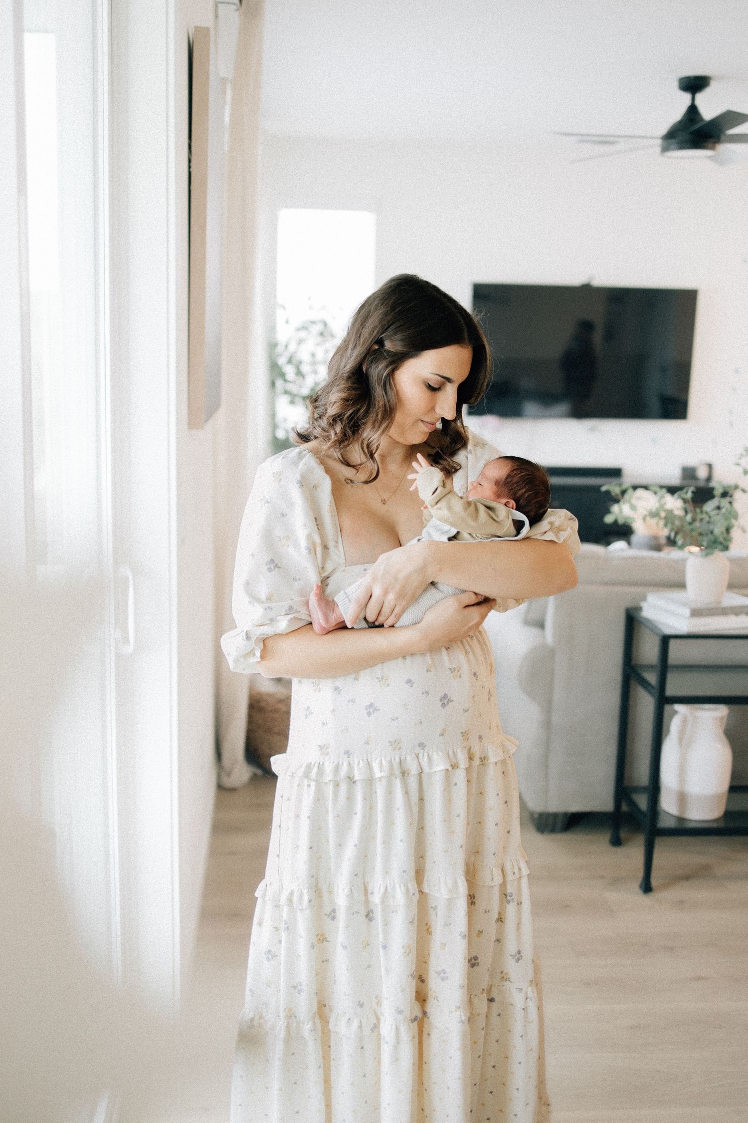 From first snuggles to tiny milestones, these in-home newborn sessions capture the love, warmth, and connection of early motherhood.