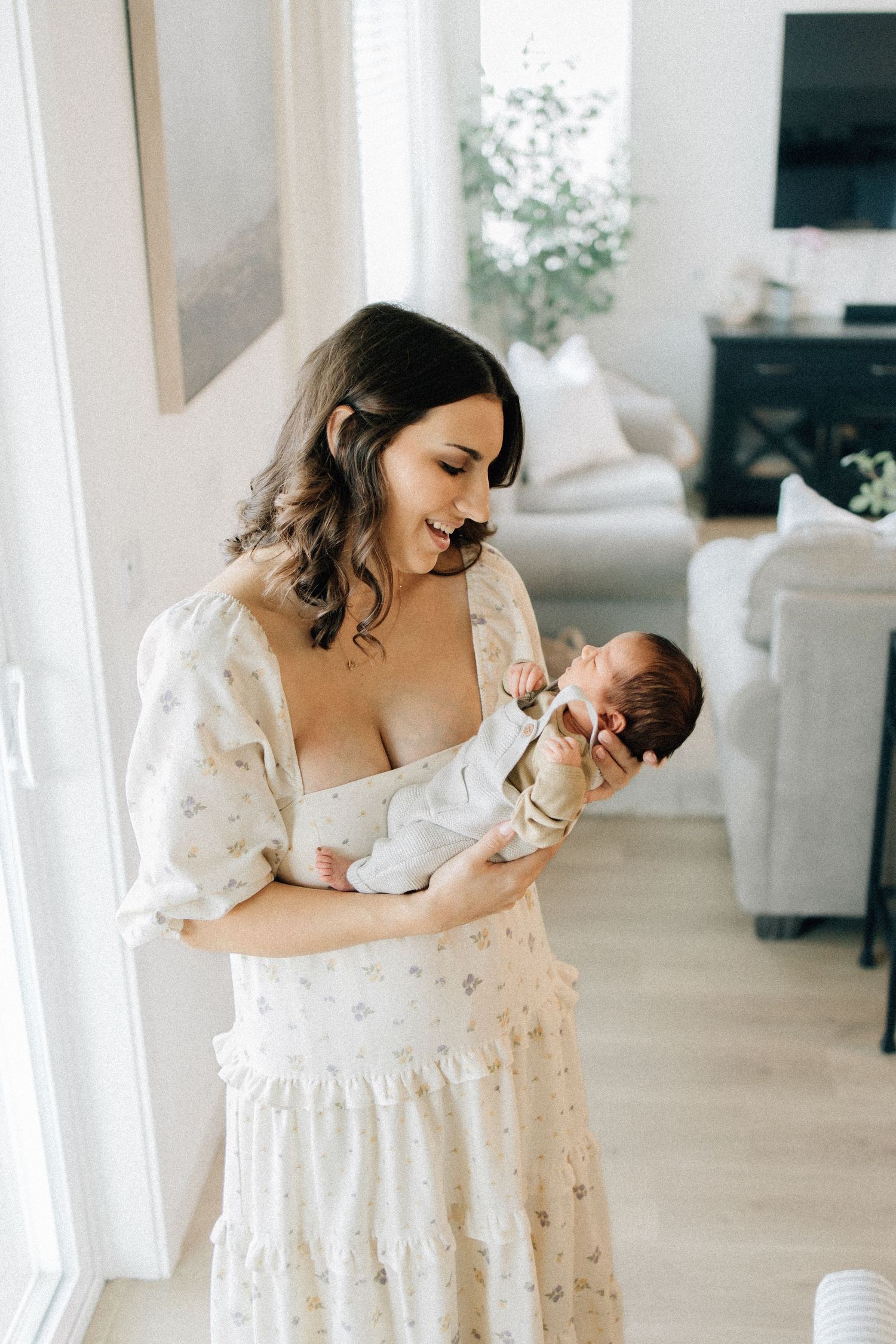 From first snuggles to tiny milestones, these in-home newborn sessions capture the love, warmth, and connection of early motherhood.