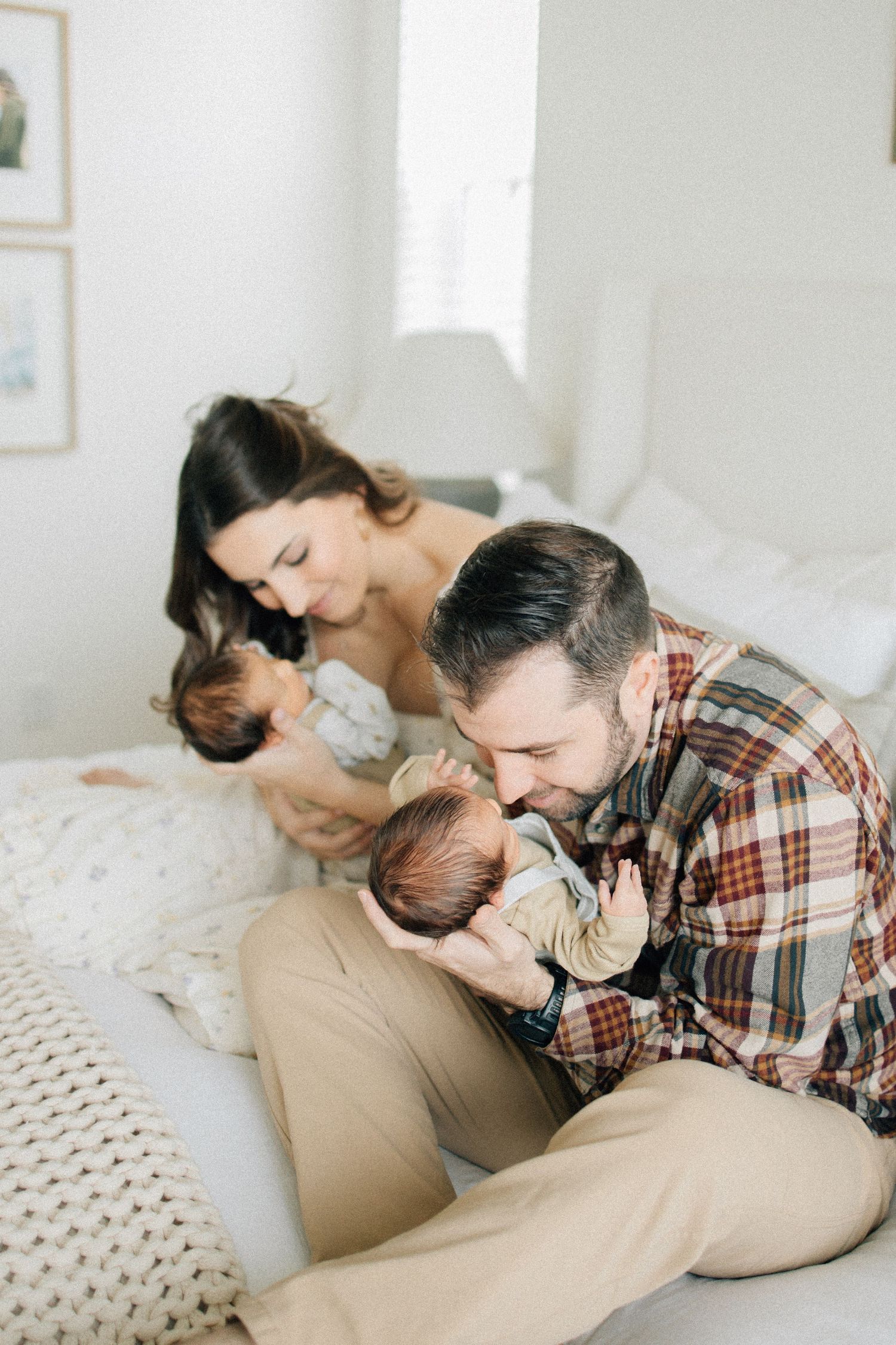 From first snuggles to tiny milestones, these in-home newborn sessions capture the love, warmth, and connection of early motherhood.