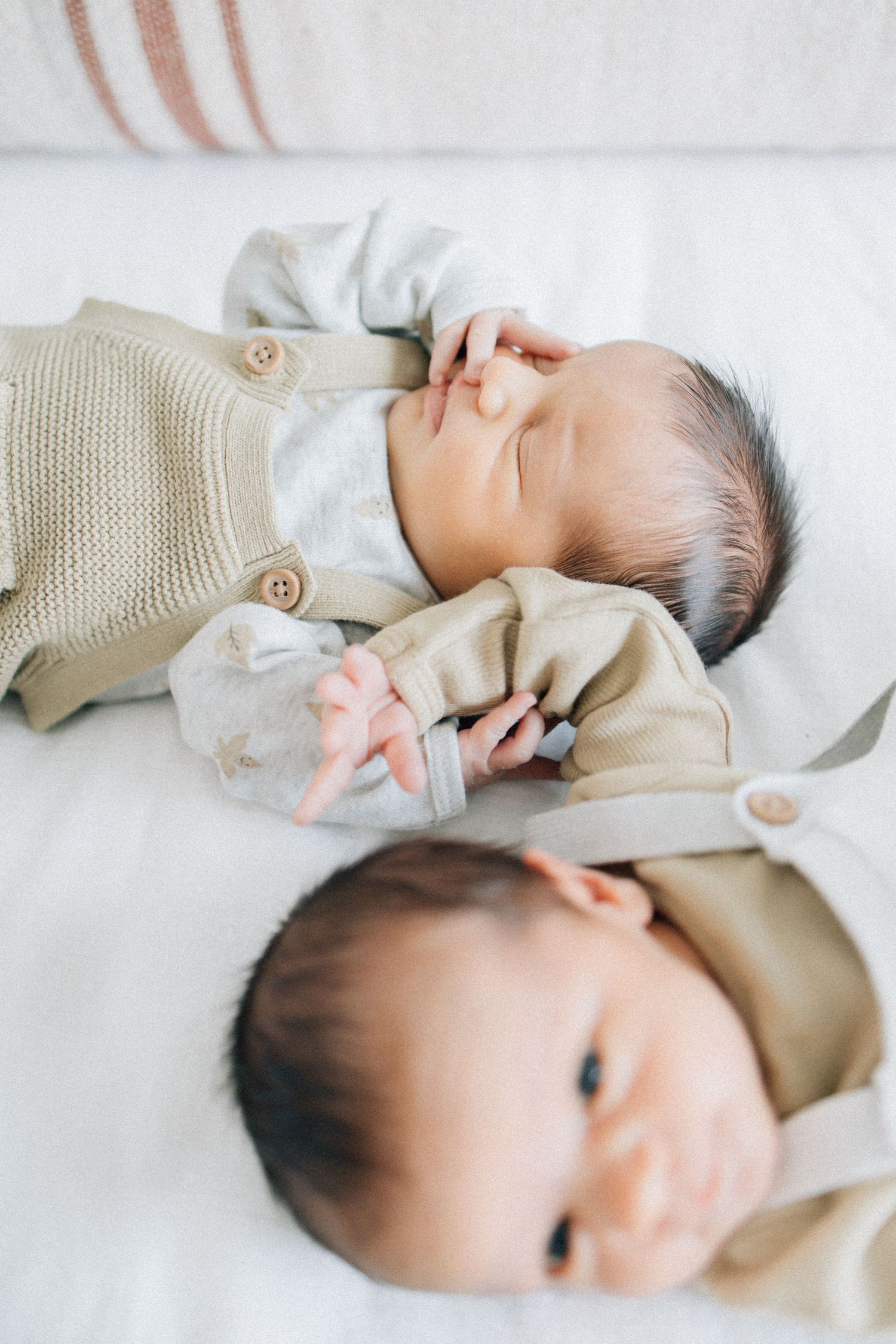 From first snuggles to tiny milestones, these in-home newborn sessions capture the love, warmth, and connection of early motherhood.