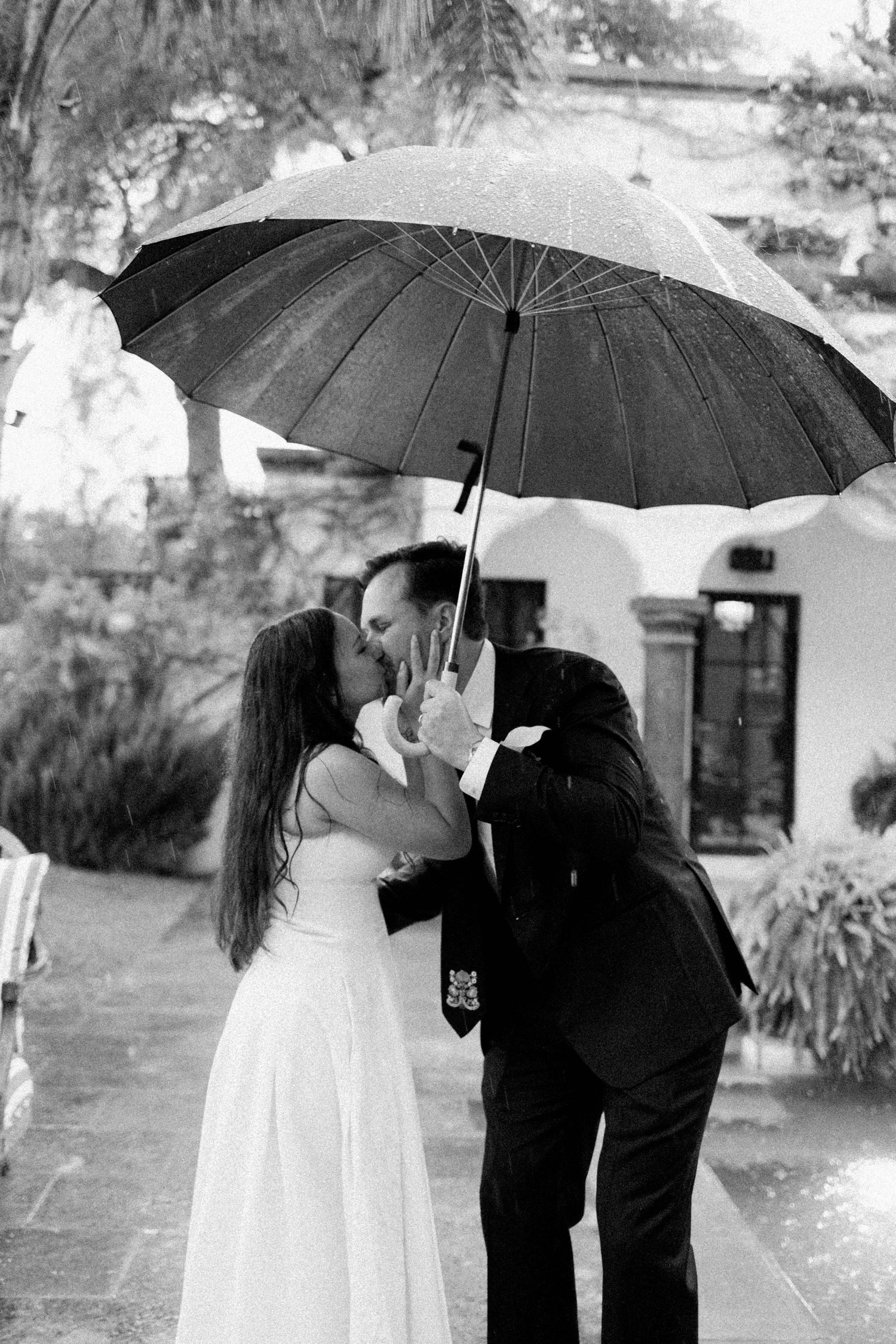 fotografía de bodas en san miguel de allende en blanco y negro, bajo la lluvia.