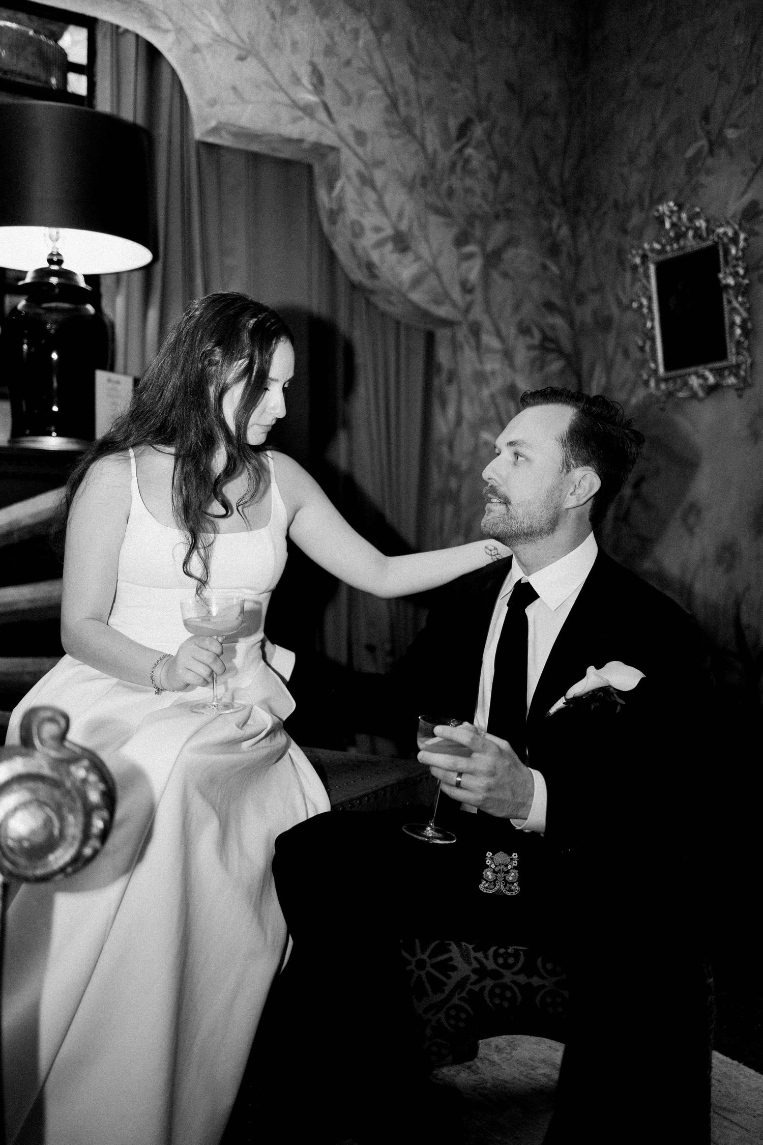 Fotografía de boda editorial con flash en blanco y negro.