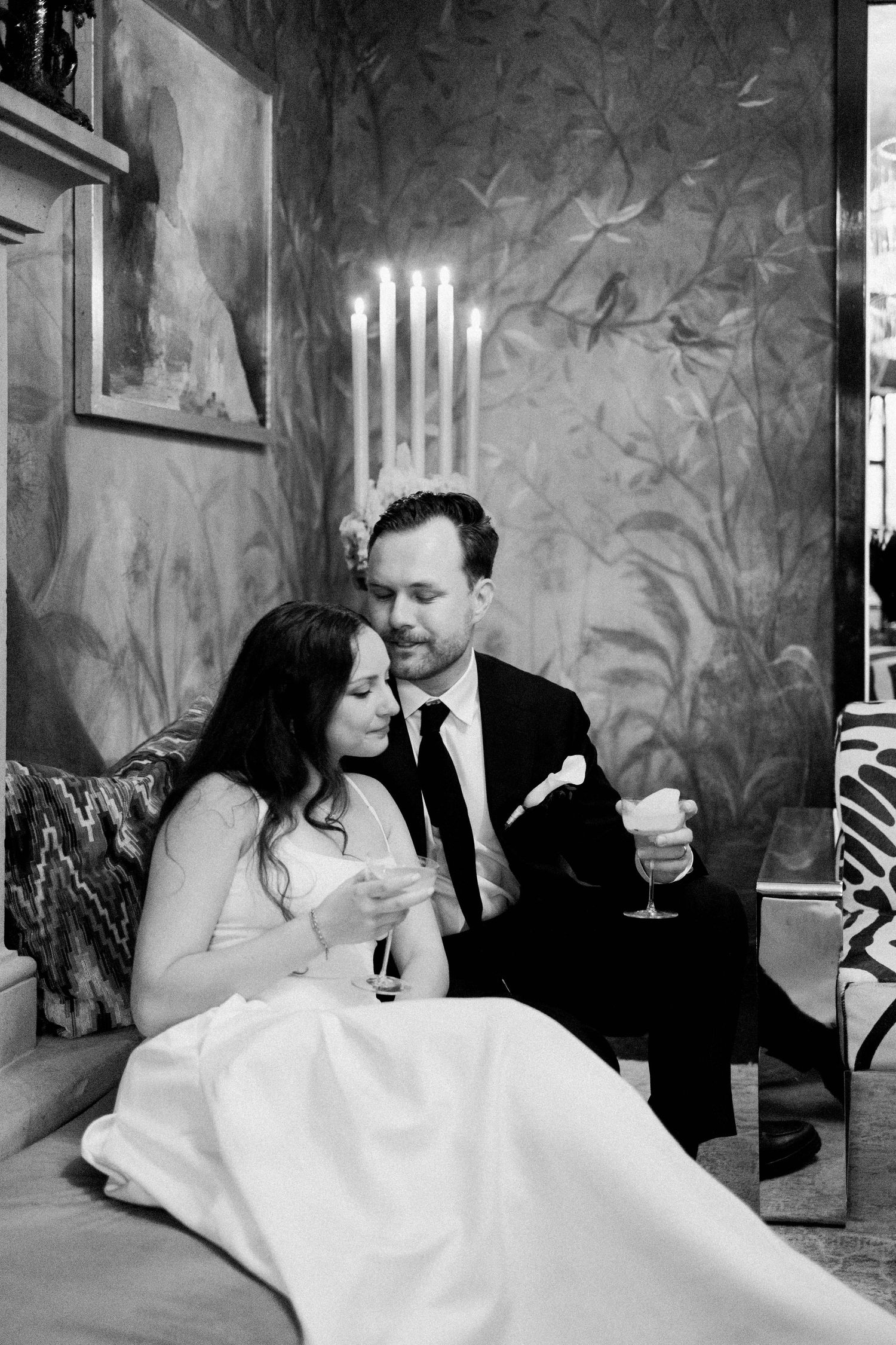 Fotografía de boda en San Miguel de Allende. Retrato atemporal de pareja de novios sentados en un sillón vintage.
