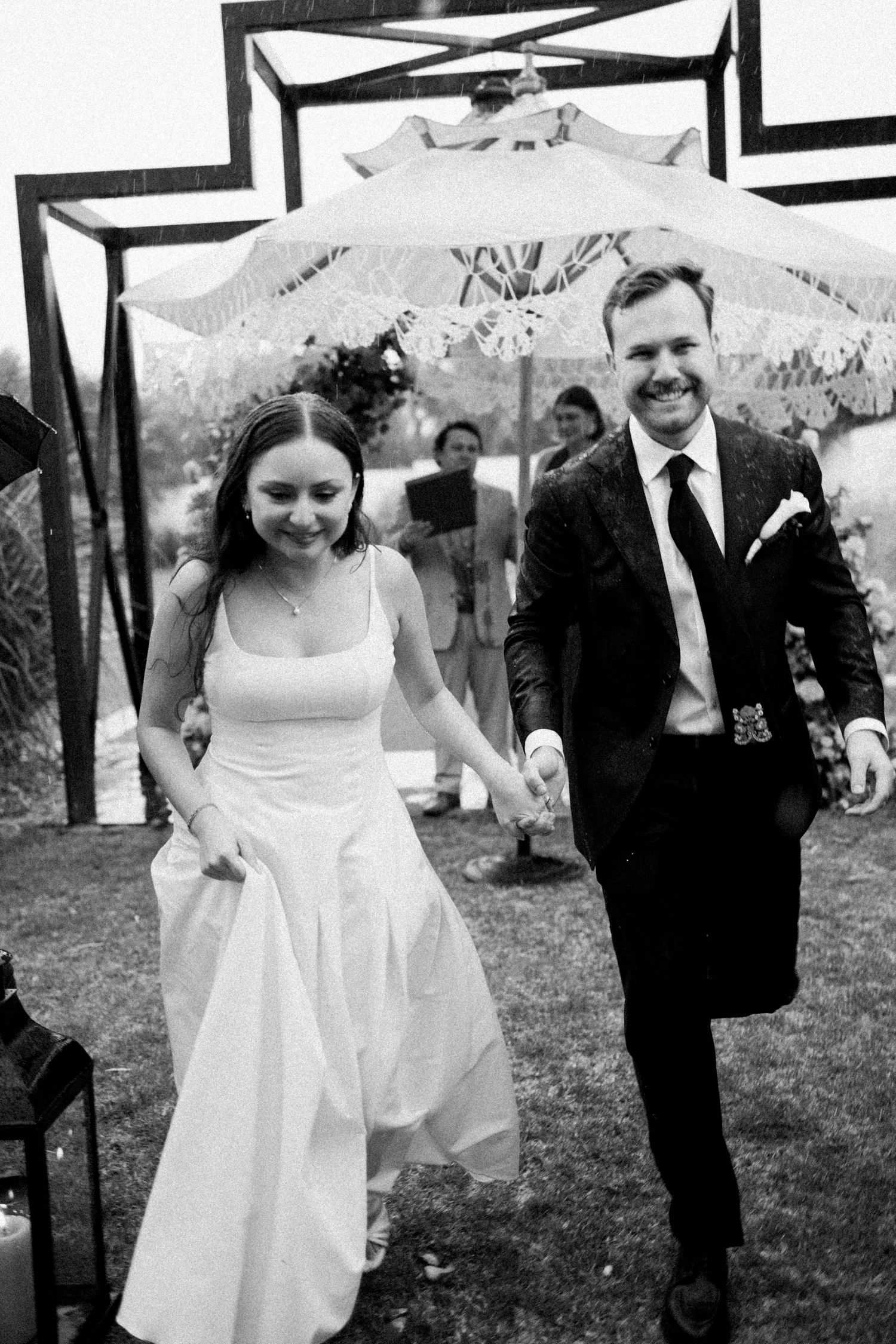fotografía de bodas en san miguel de allende en blanco y negro, bajo la lluvia.