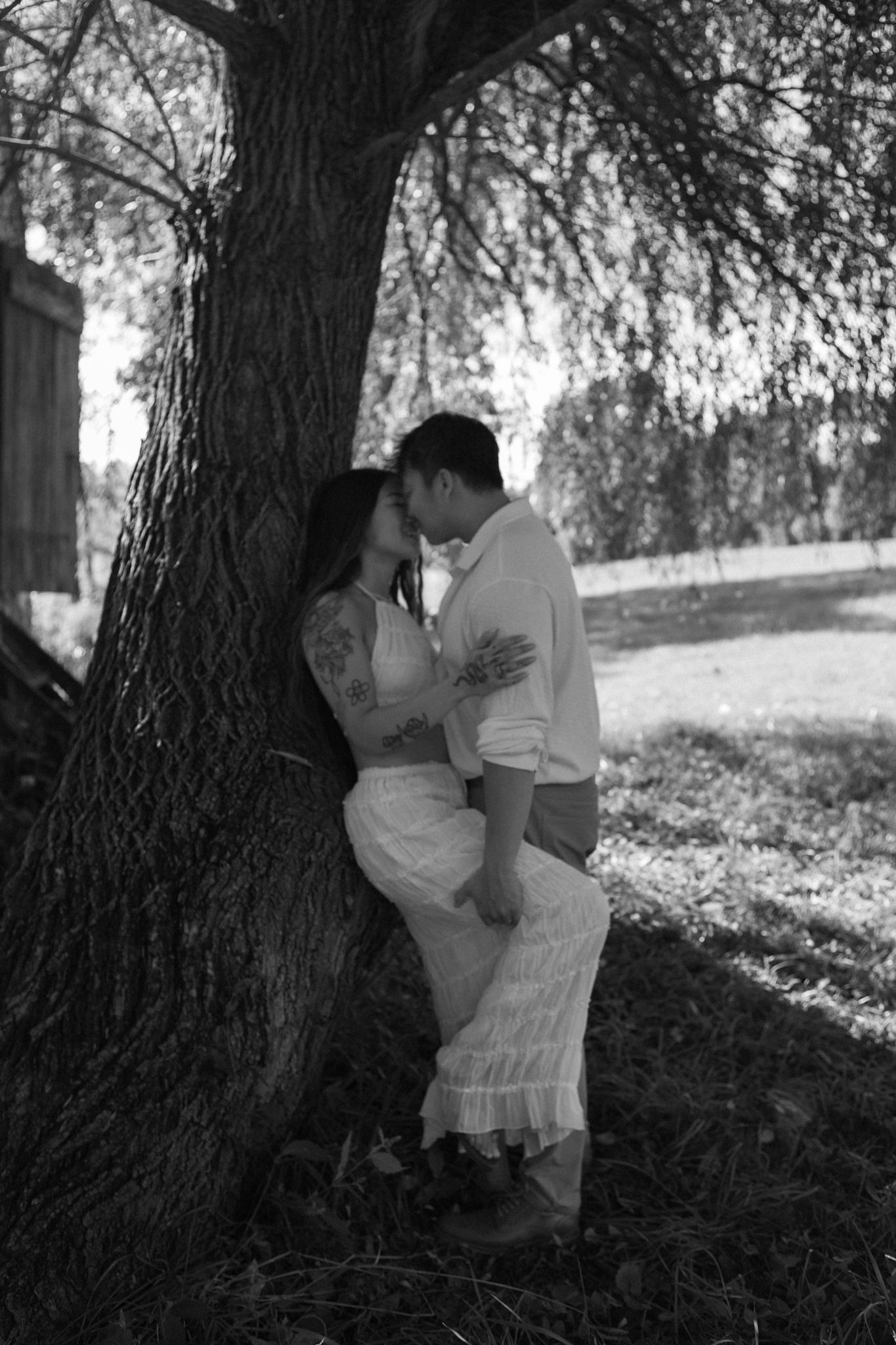 Romantic boho couple photoshoot with a timeless vibe at Historic Locust Grove