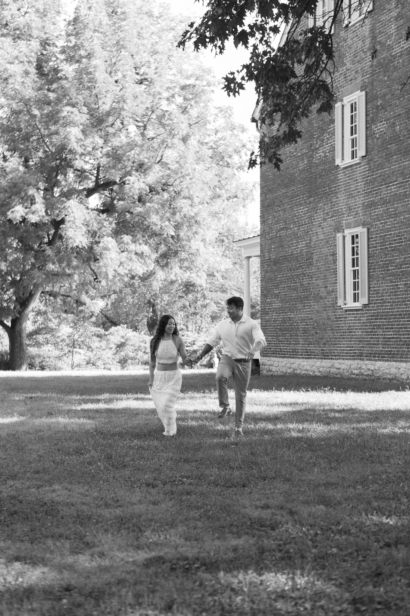 Romantic boho couple photoshoot with a timeless vibe at Historic Locust Grove