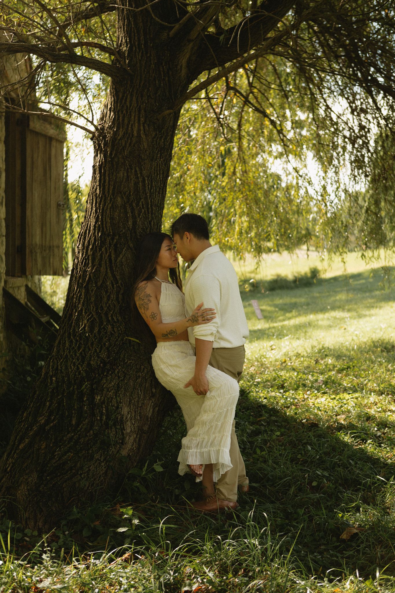 Romantic boho couple photoshoot with a timeless vibe at Historic Locust Grove