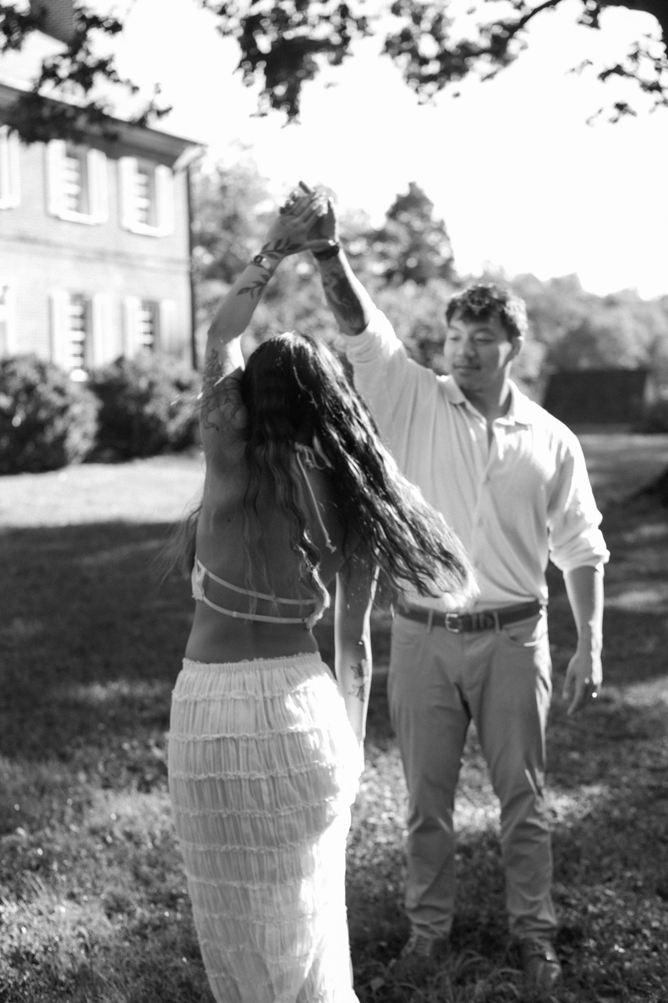 Romantic boho couple photoshoot with a timeless vibe at Historic Locust Grove