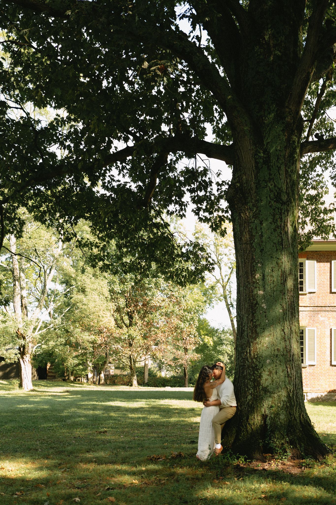 Romantic boho couple photoshoot with a timeless vibe at Historic Locust Grove