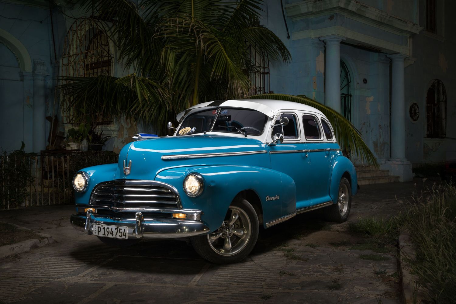 John Gayler light painting fine art wall portrait of 1946 Chevrolet Fleetmaster with blue white paint outside a hacienda in Old Havana Cub