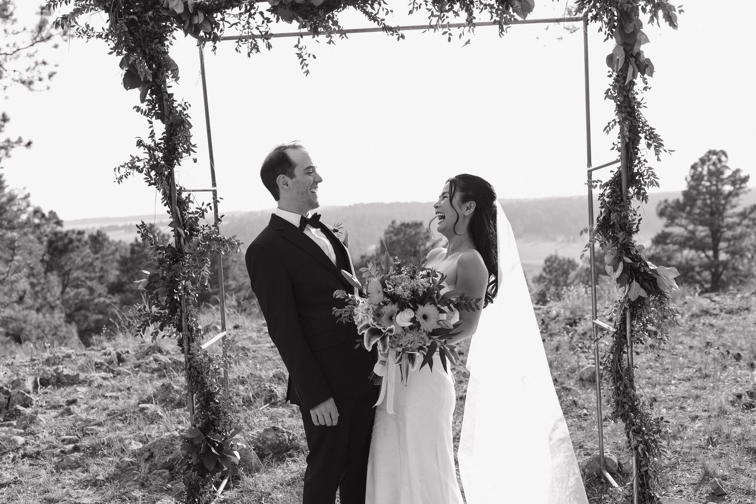 couple balck & white wedding ceremony