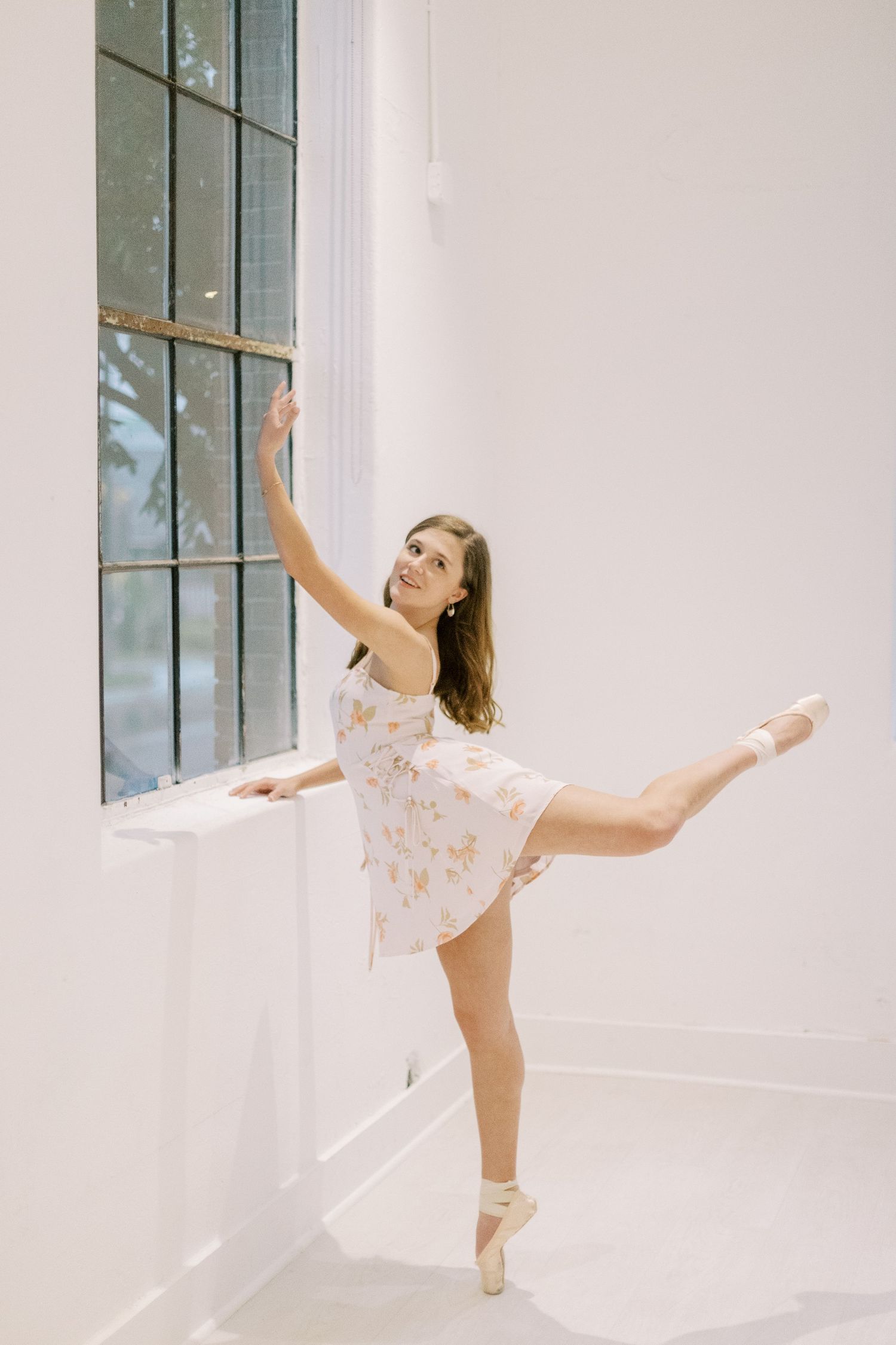 High school senior outfit ideas for photoshoot Dallas Fort Worth, ballerina lumen room session. ballet senior photos