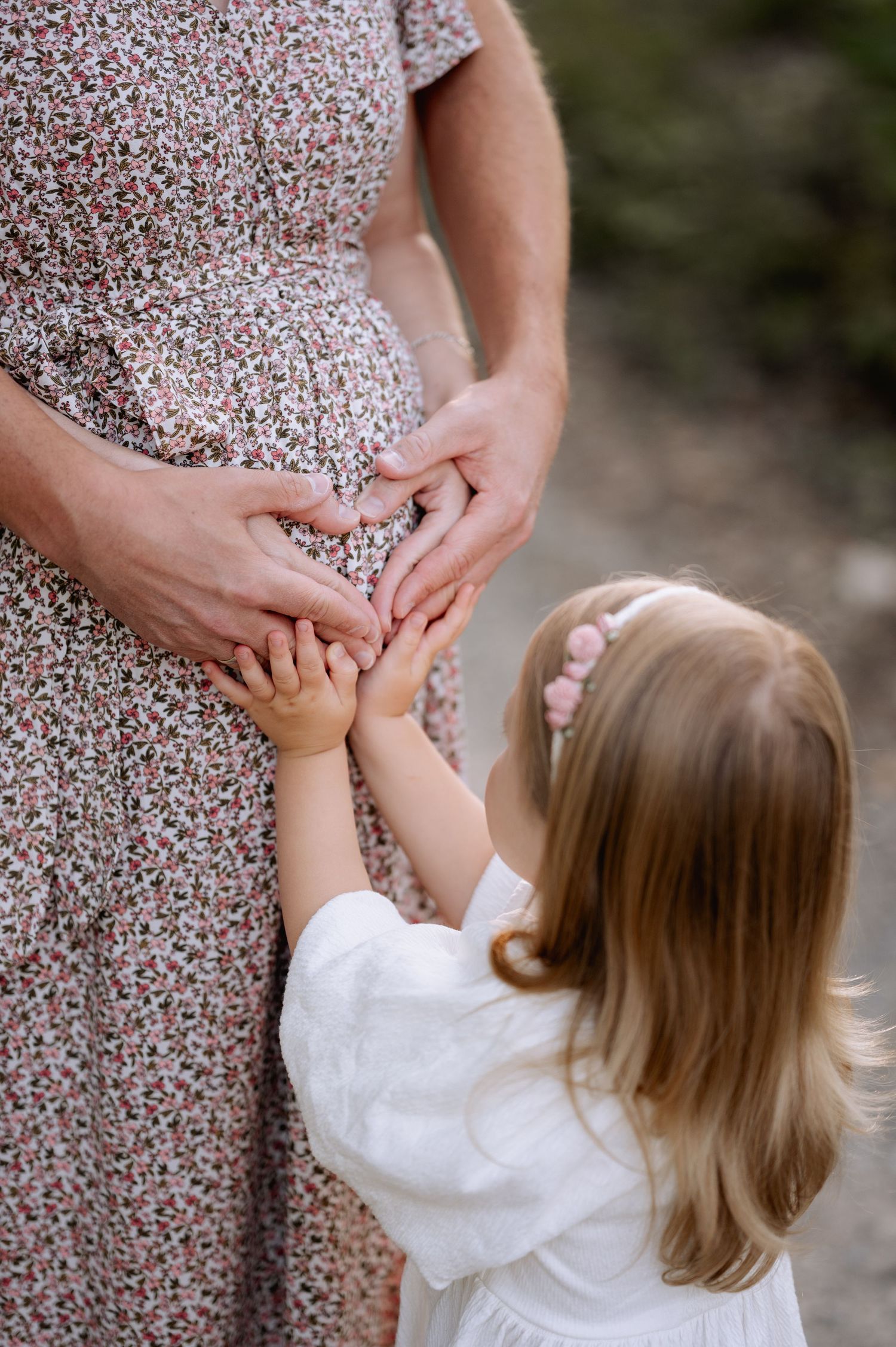 Kinderhände halten den Babybauch Zielfinger Seen KWICKSHOT Jovanna Burkard