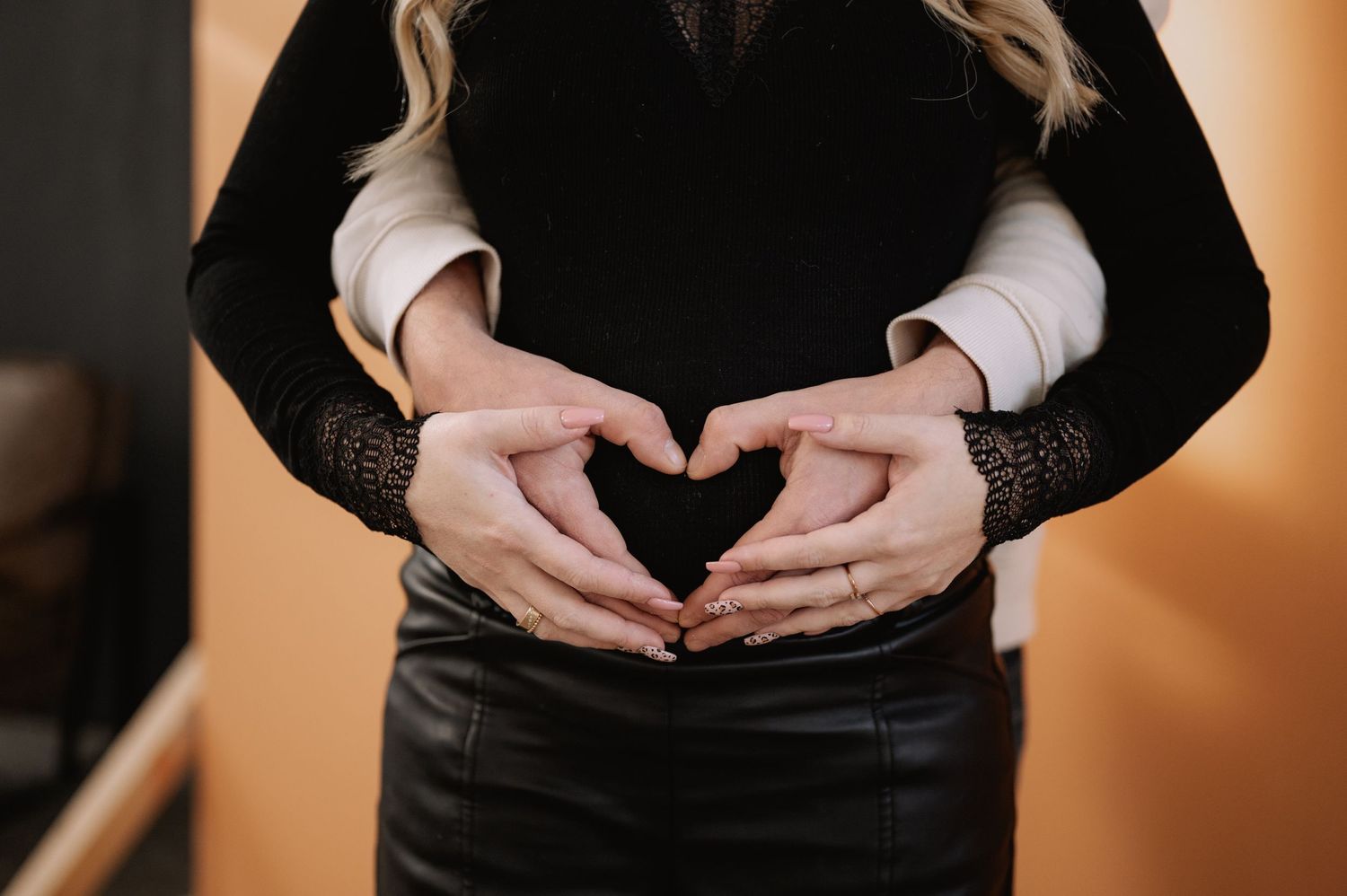 Hände in Herzform haltend auf dem Babybauch im Studio 7 in Hüttisheim Jovanna Burkard KWICKSHOT