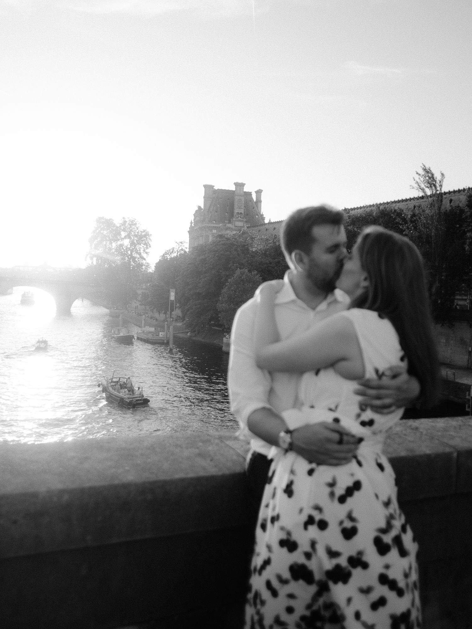 couple avec un style contemporain sur un pont parisien pour leur séance photo engagement - mariage paris photographe destination