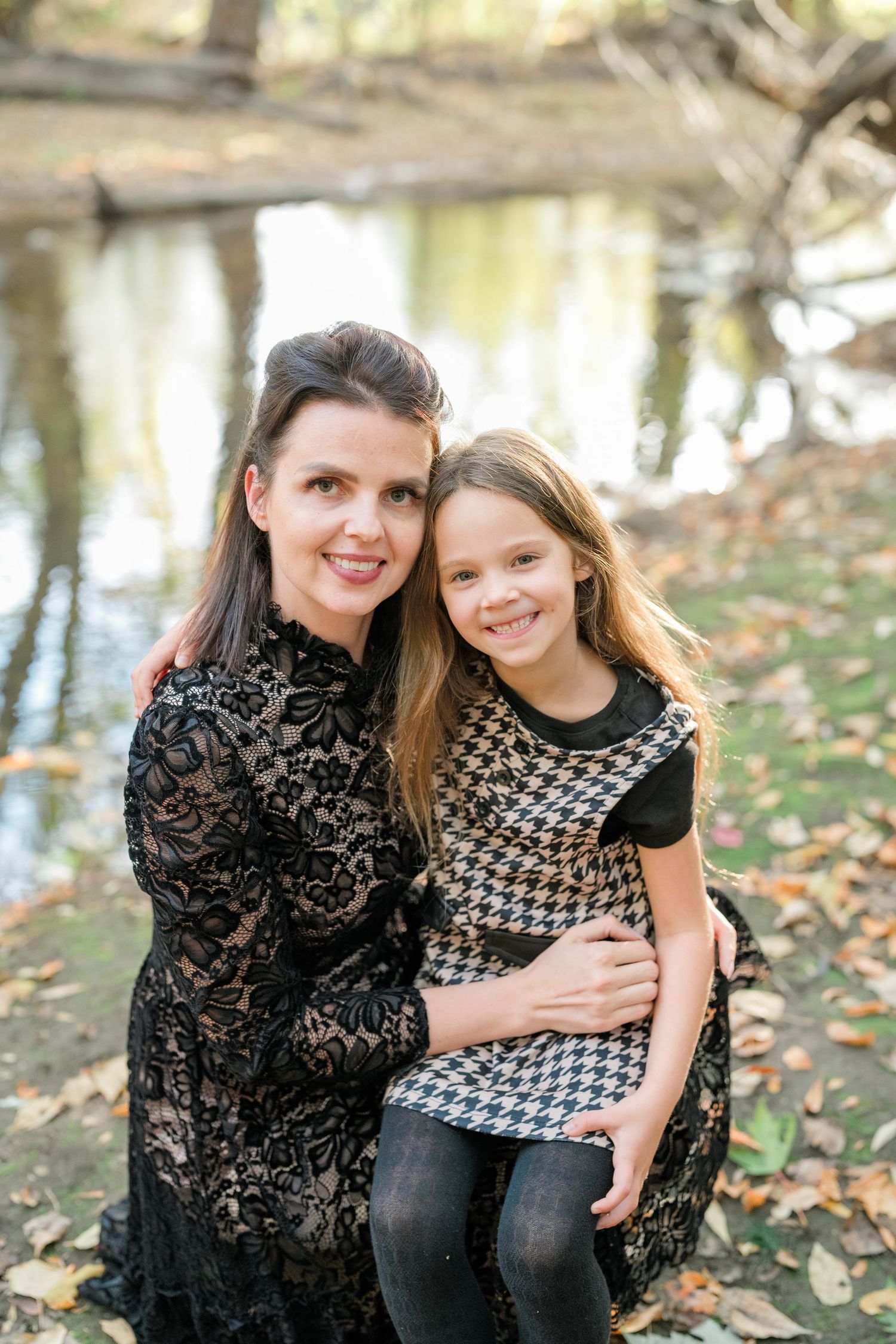 Mom and daughter hugging near a creek in Meridian Idaho