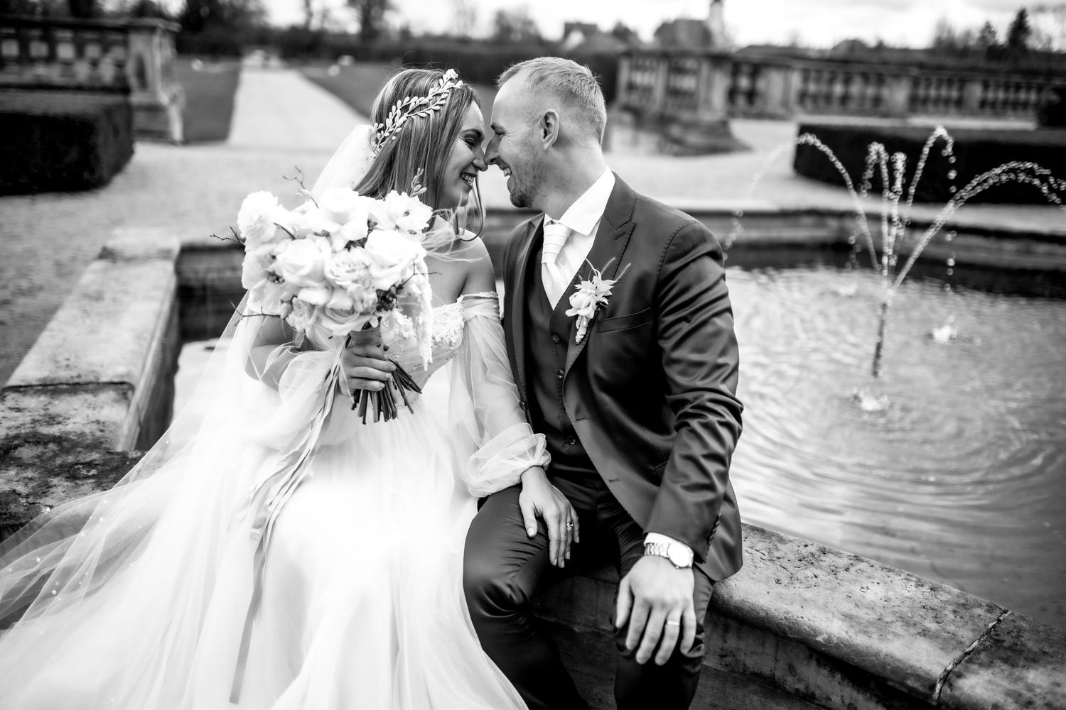 svatební fotografie nevěsty a ženicha ze zámeckého parku Milotice