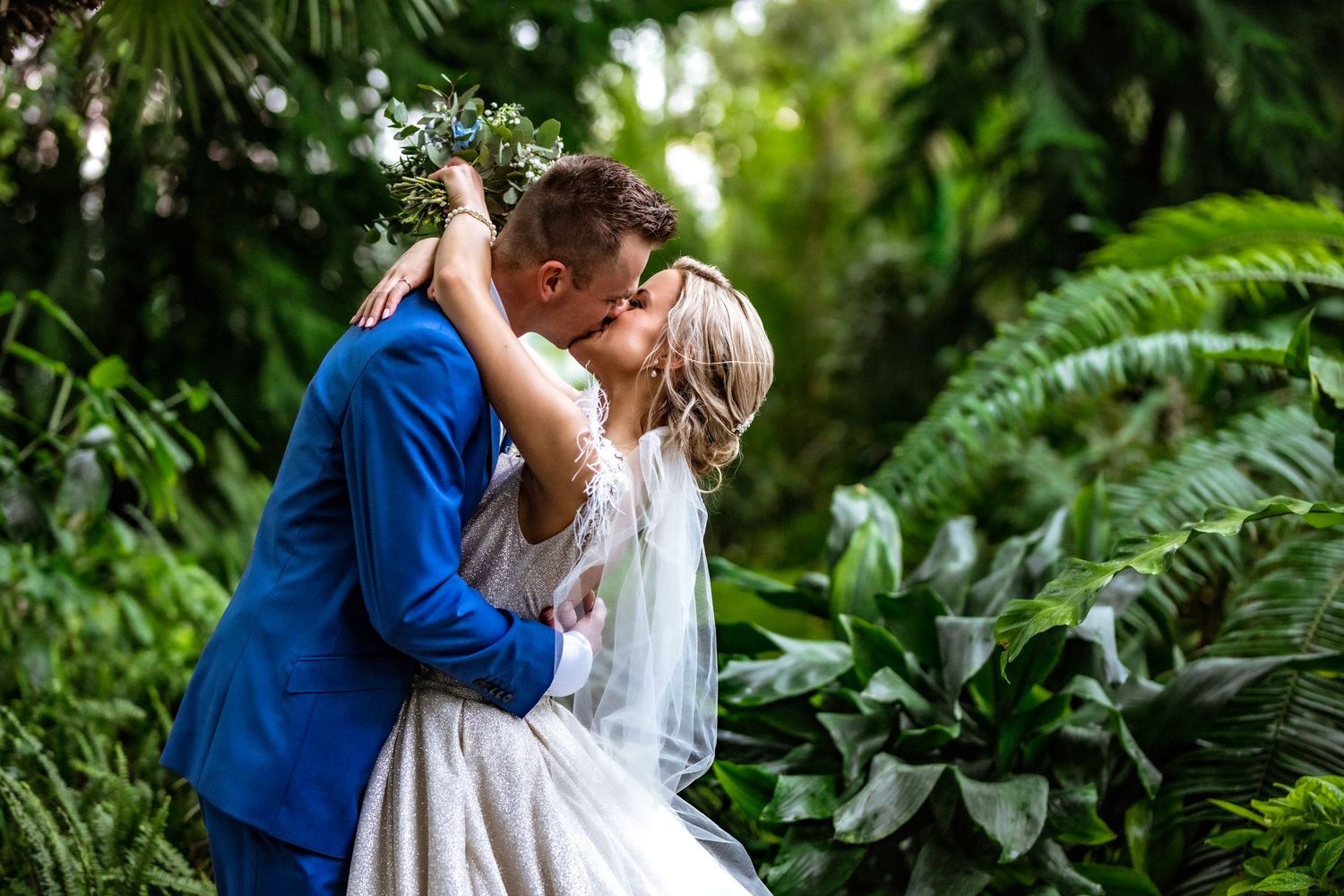 Toto svatební focení probíhalo v zámeckém skleníku Valtice z důvodu deště, jako svatební fotografka jsem ale z tohoto místa byla nadšená.