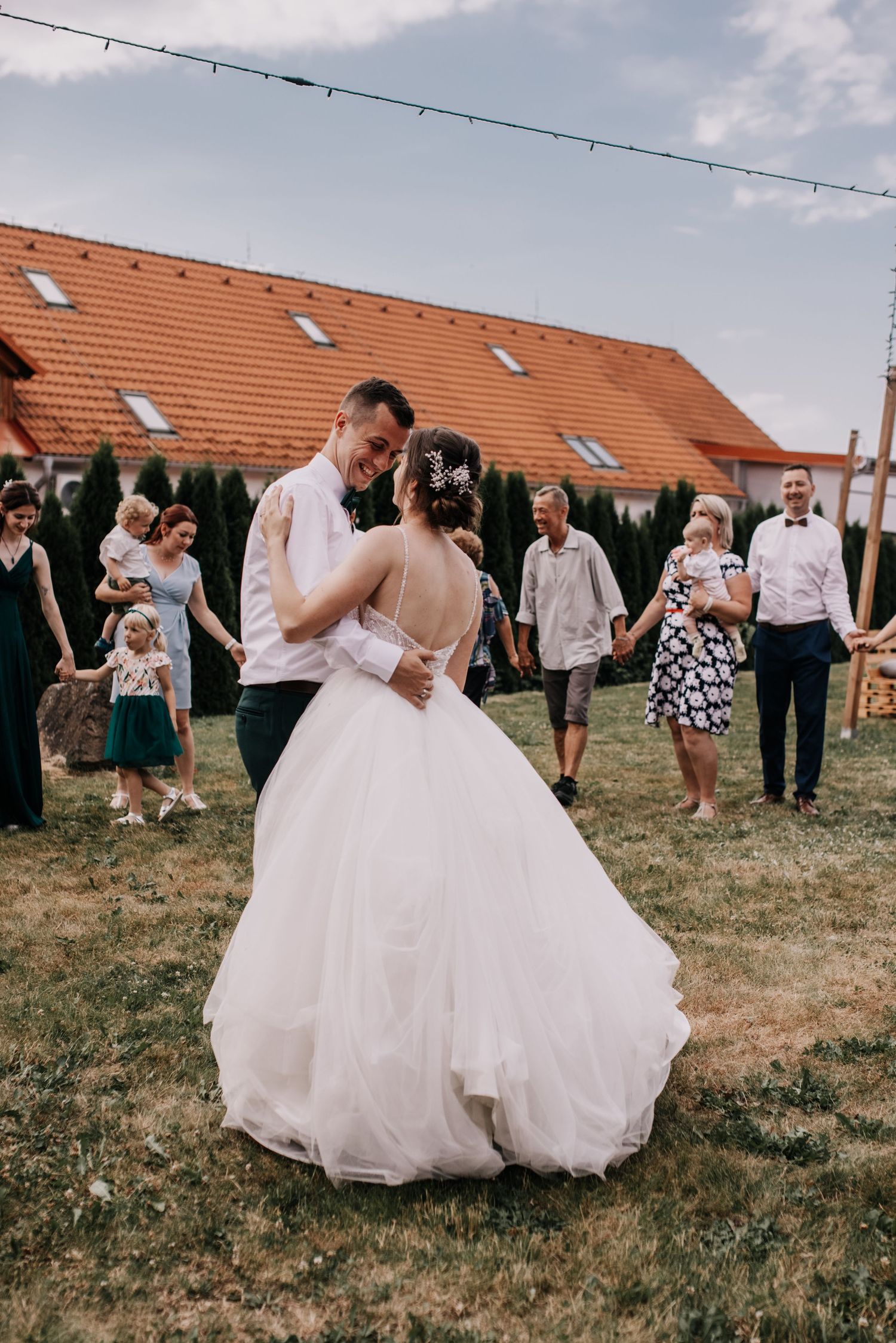 Momentka zamilovaných novomanželů focena behěm prvního tance v rekreační dvůr Těšánky