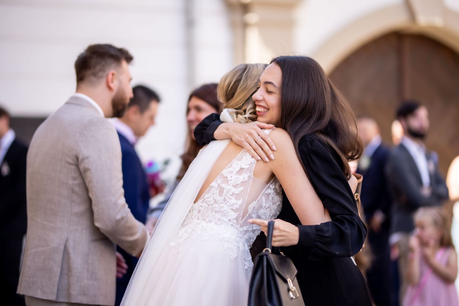 Focení svatebních gratulací před kostelem Nanebevzetí Panny Marie v Brně.