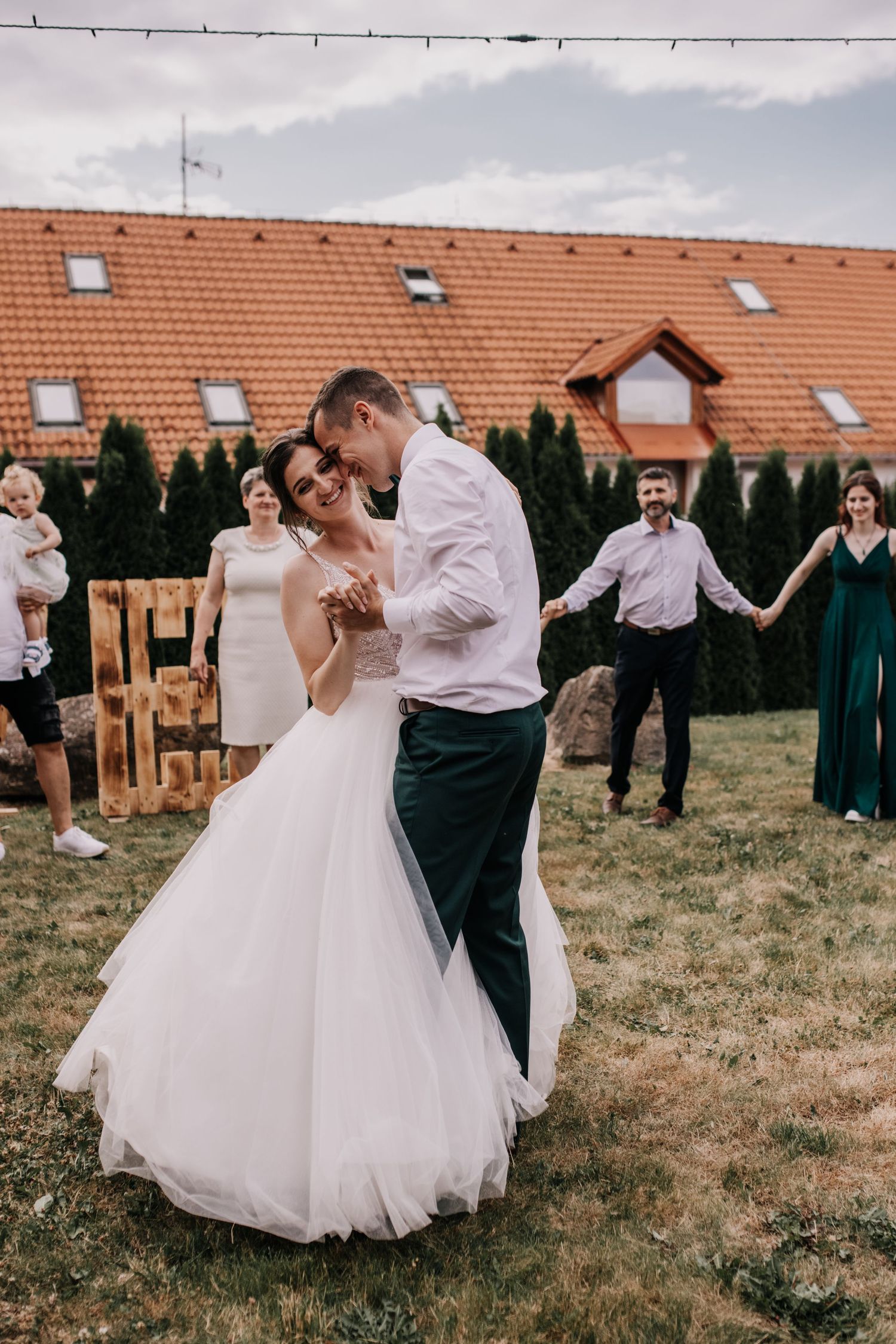 Momentka ze svatební zábavy, který probíhala v Grunt Galatík Těšánky
