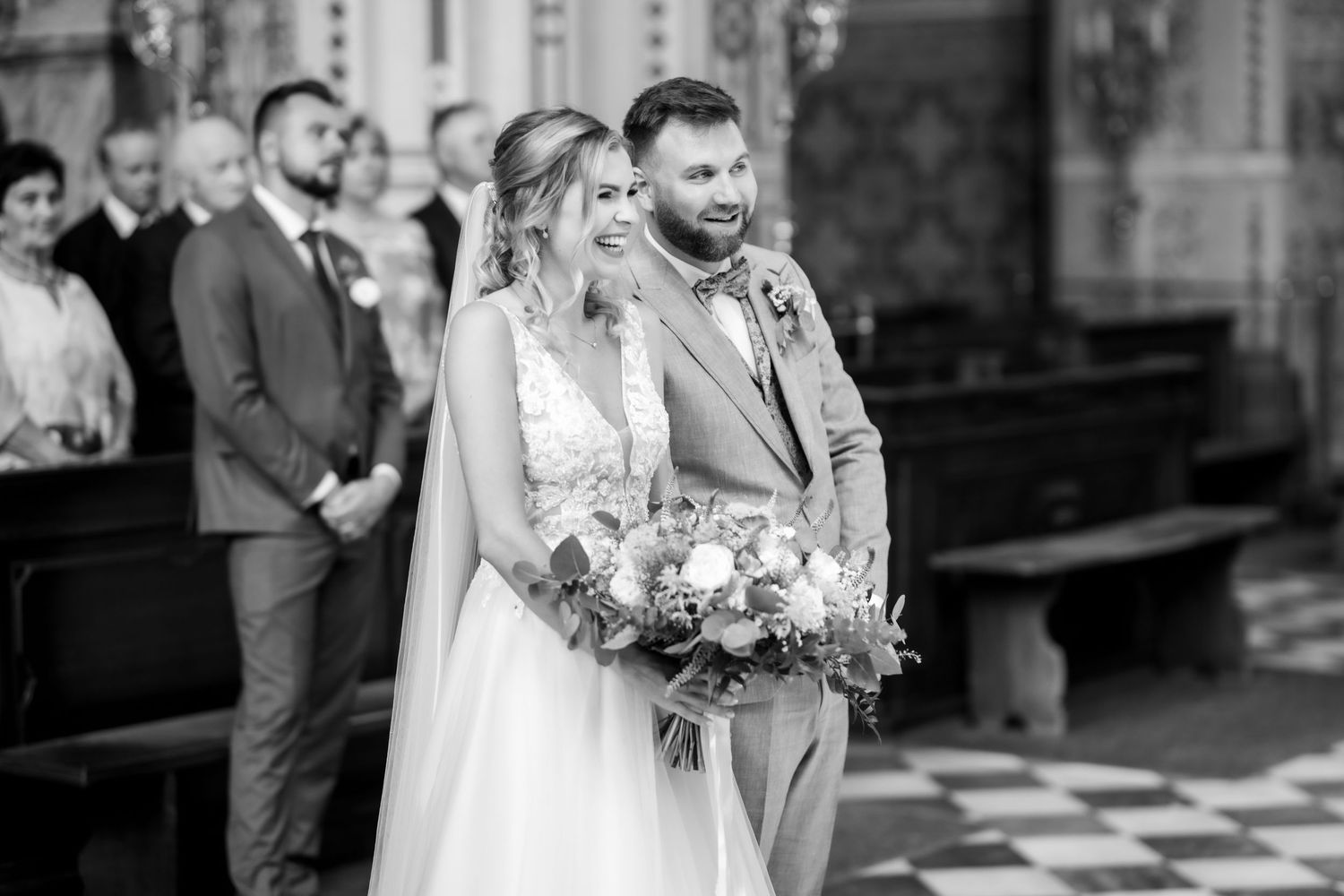 Svatební fotografka Matulova zachytila tuto krásnou momentku novomanželů v kostele Nanebevzetí Panny Marie v Brně.