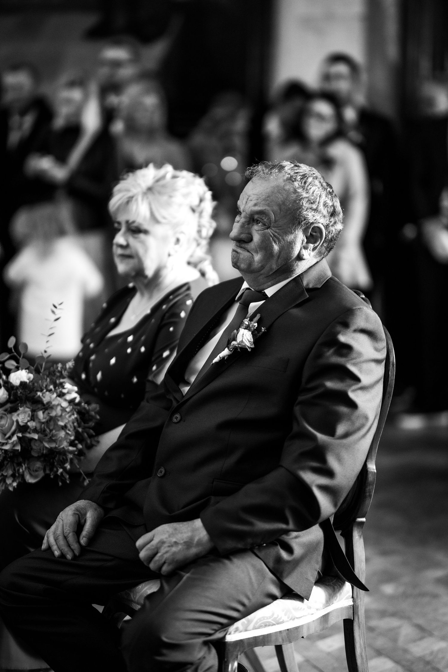 svatební fotografie zaměřena na emoce rodičů během obřadu na zámku v Miloticích