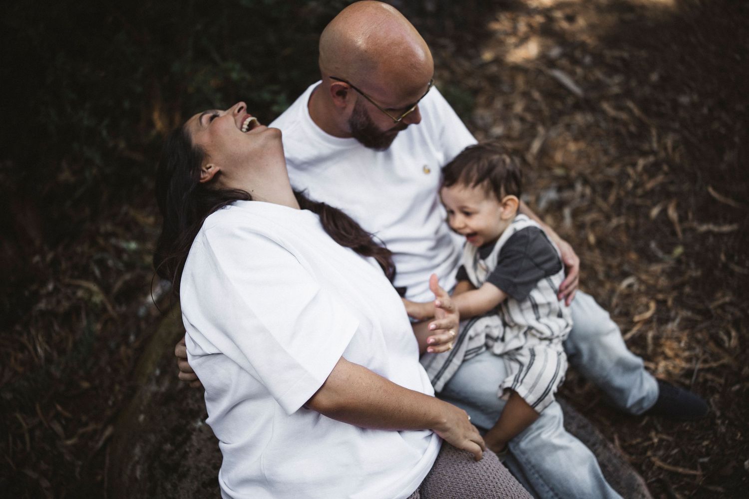 Family lifestyle photography session in casual outdoor setting.