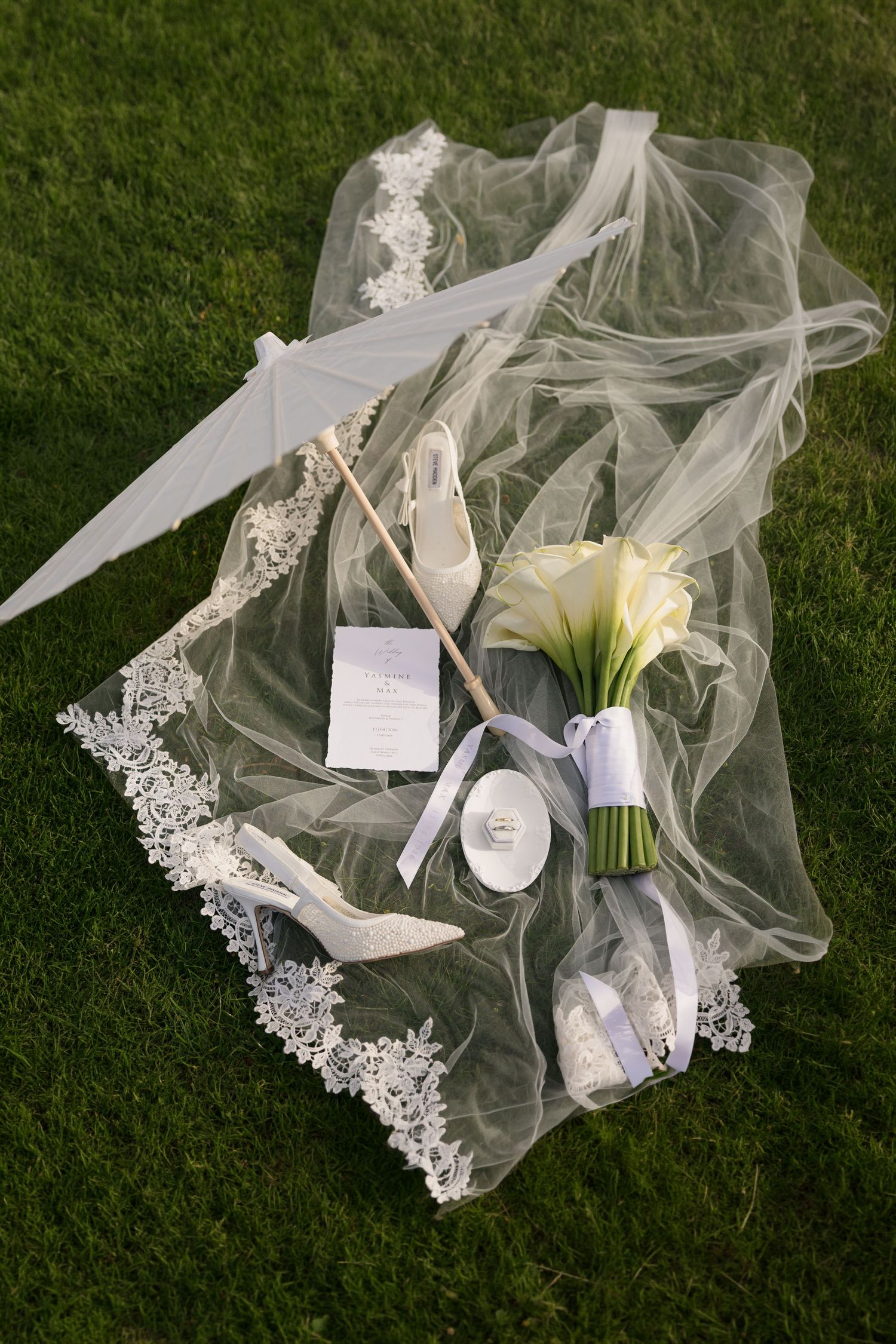 Hochzeitsdetails Flatlay mit Schleier und Brautschuhen – Fine Art Hochzeitsfotografie