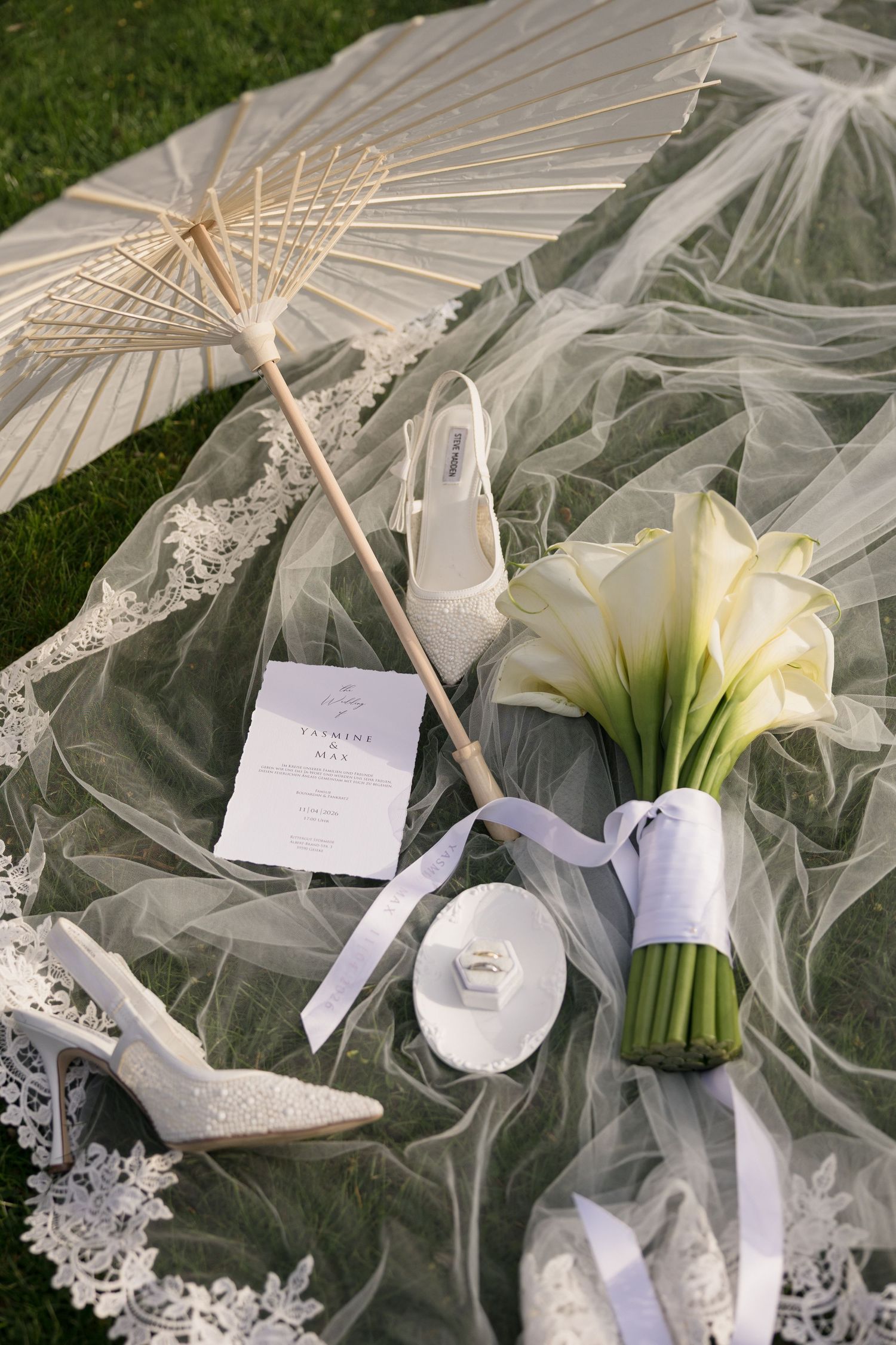 Hochzeitsflatlay mit Brautstrauß und Accessoires – natürliche Hochzeitsfotografie