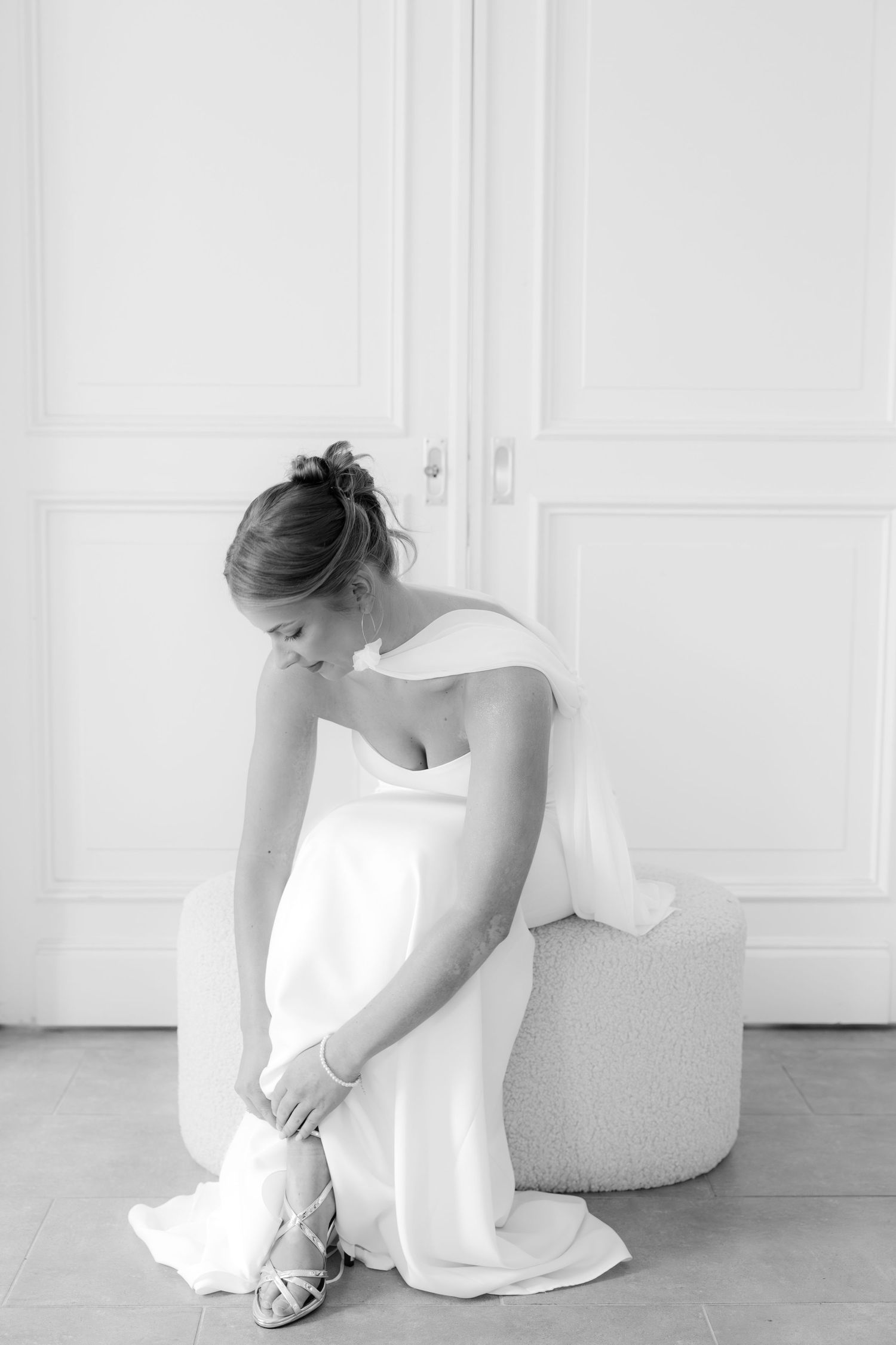 Braut beim Getting Ready – intime Hochzeitsmomente in Schwarz Weiß