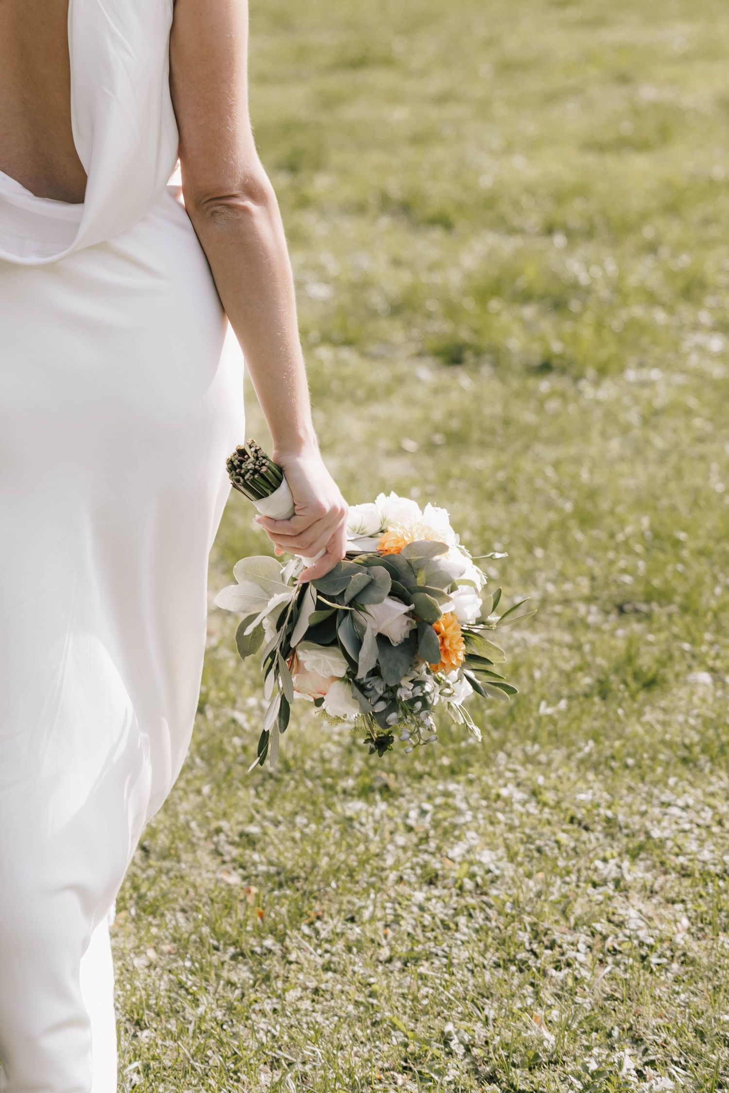 Rückansicht der Braut mit Blumenstrauß – elegante Hochzeitsfotos Drostenhof Oelde, Münsterland und Beckum Umgebung.