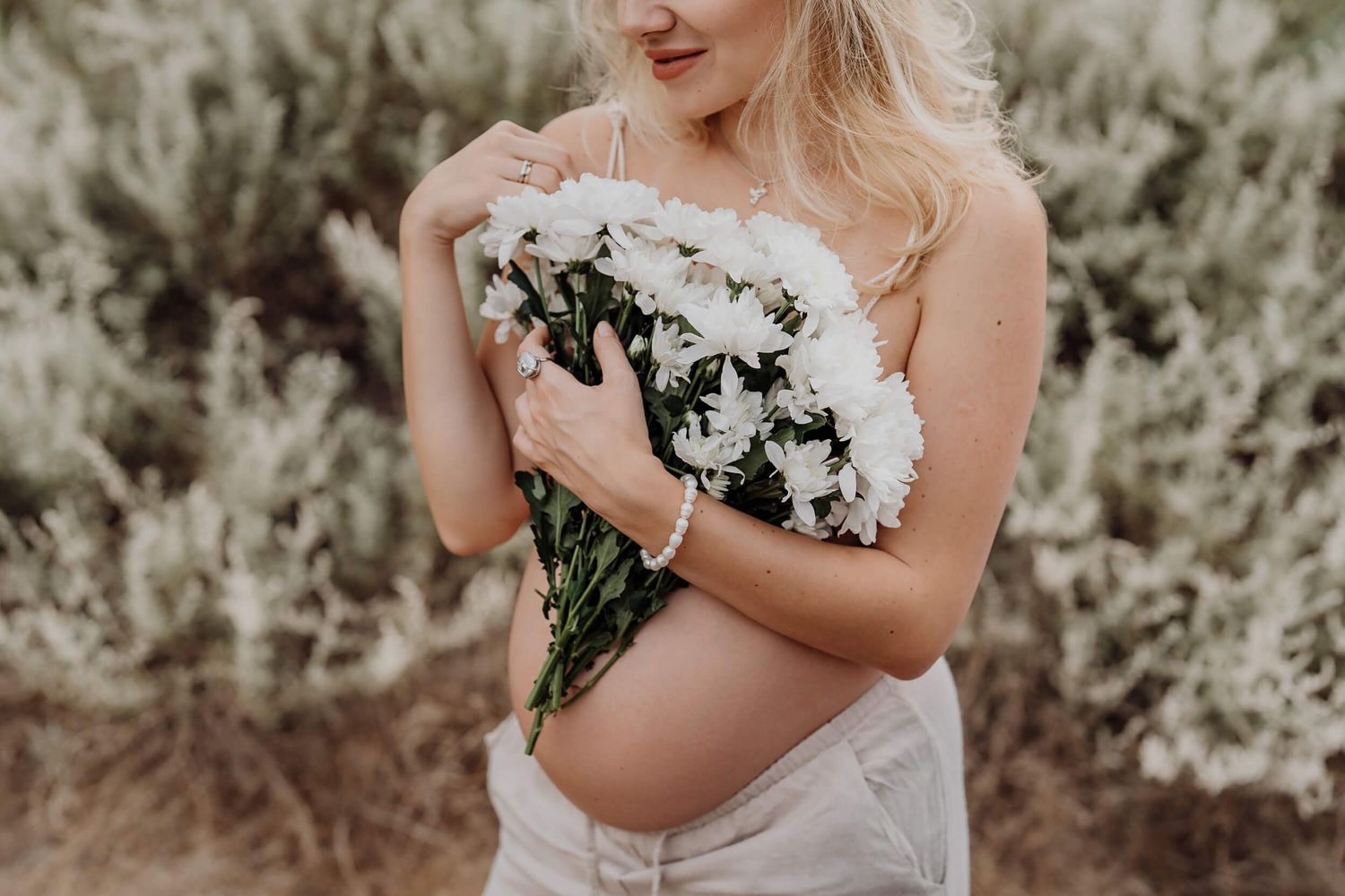 Delicate portrait with white daisy bouquet against natural background.