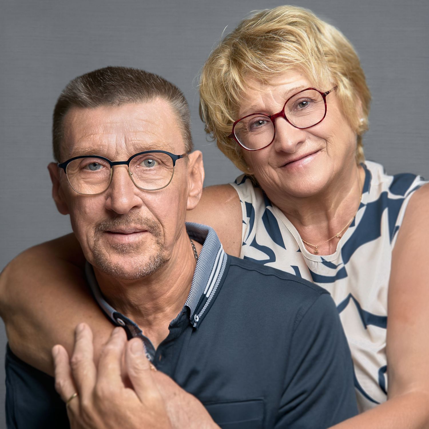 Portrait de couple senior souriant en studio, séance photo famille à Arras – Paul-Victor Photographies.