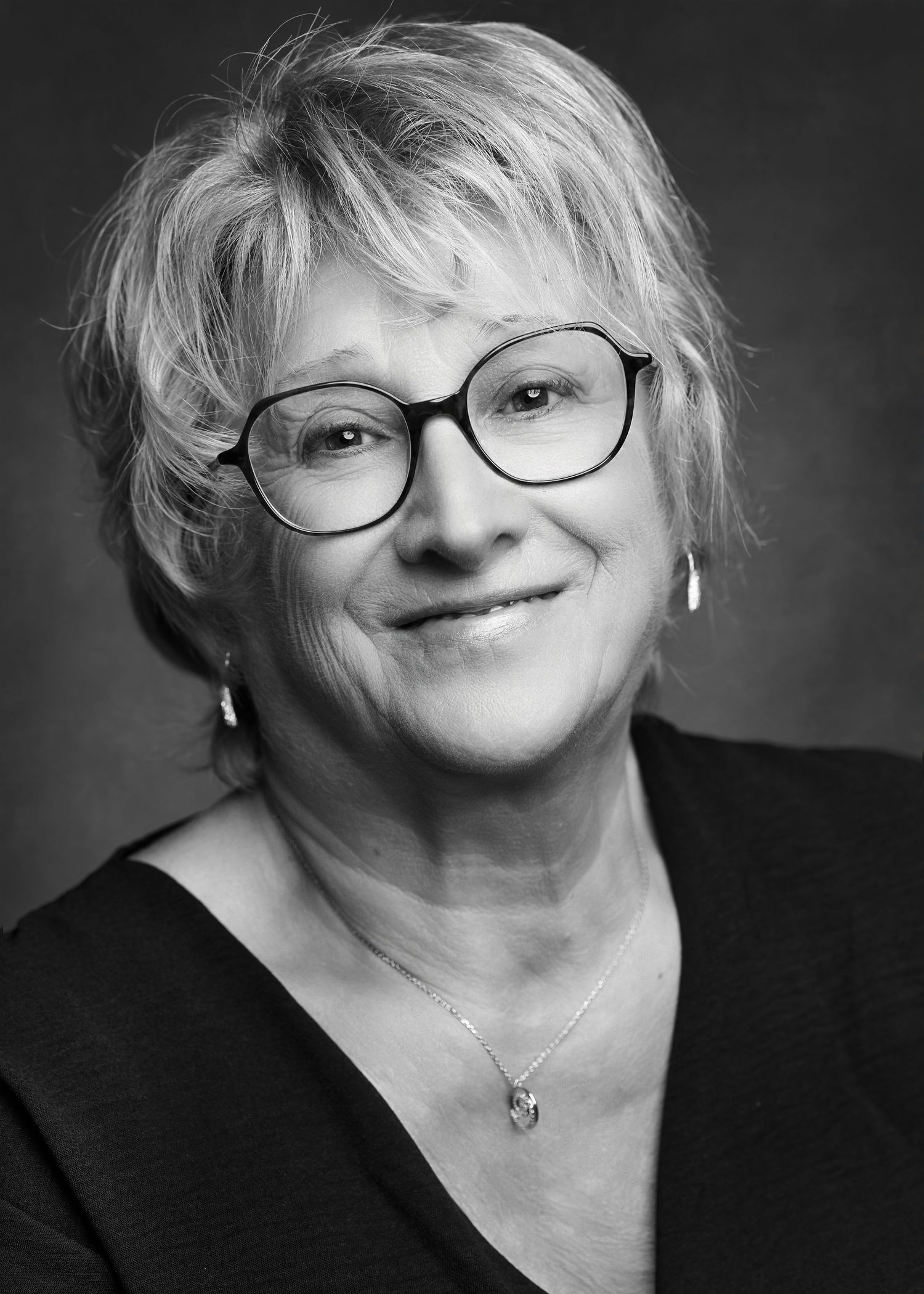 Portrait noir et blanc d’une femme senior, photographie fine art en studio – Paul-Victor Photographies.