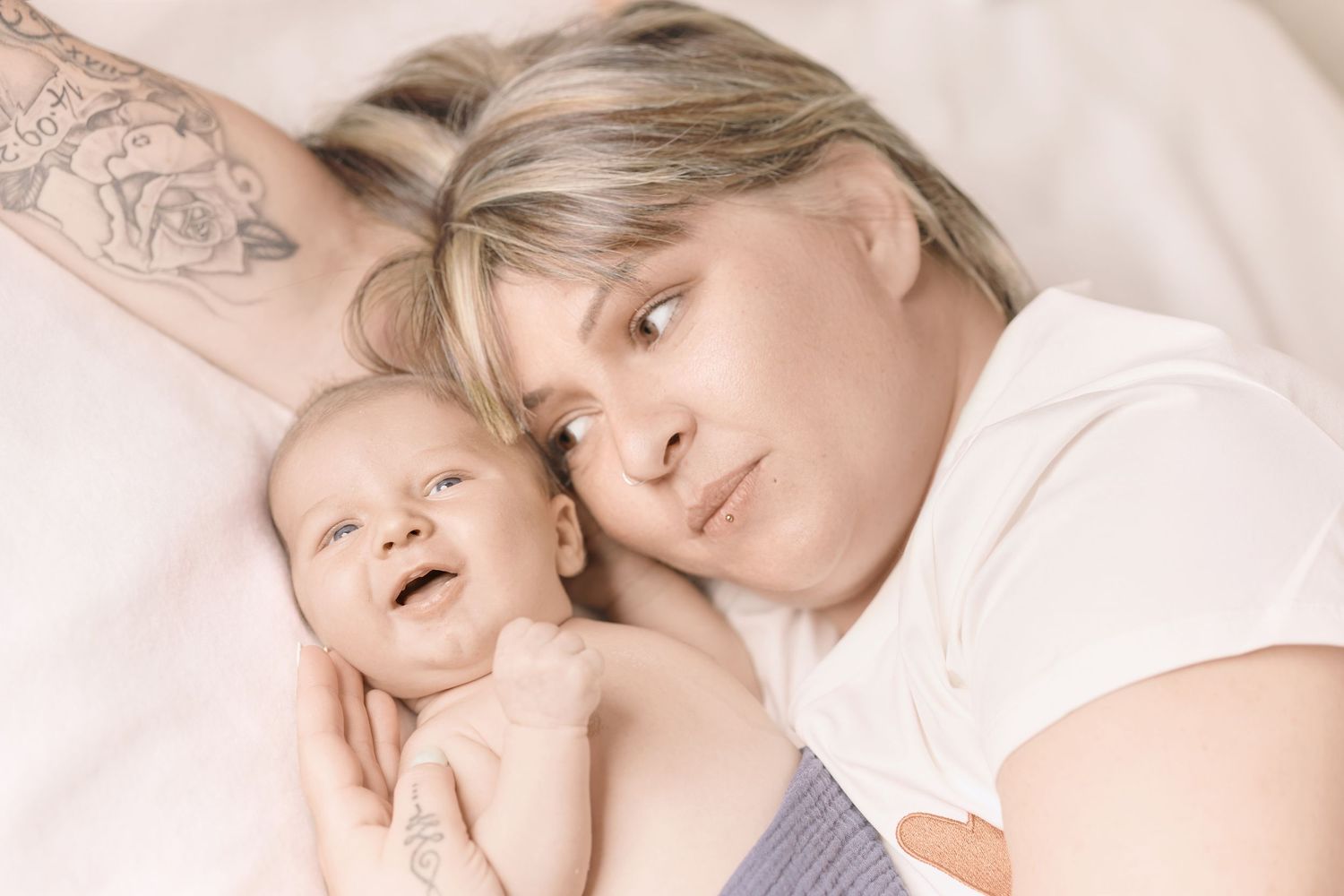 Portrait tendre d’une maman avec son bébé nouveau-né, séance photo naissance à Arras – Paul-Victor Photographies.