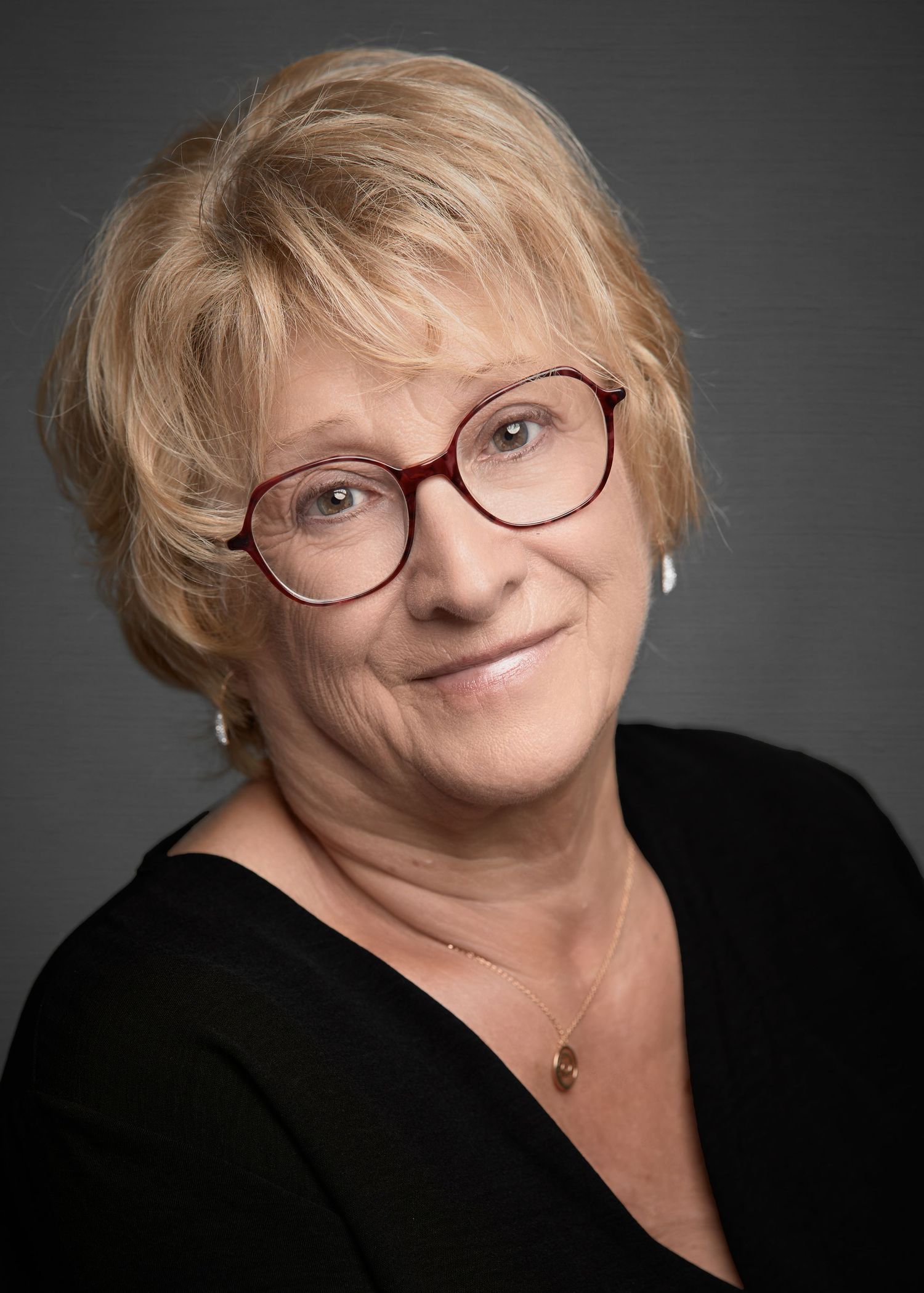 Portrait en couleur d’une femme senior souriante, séance photo en studio dans le Ternois – Paul-Victor Photographies.