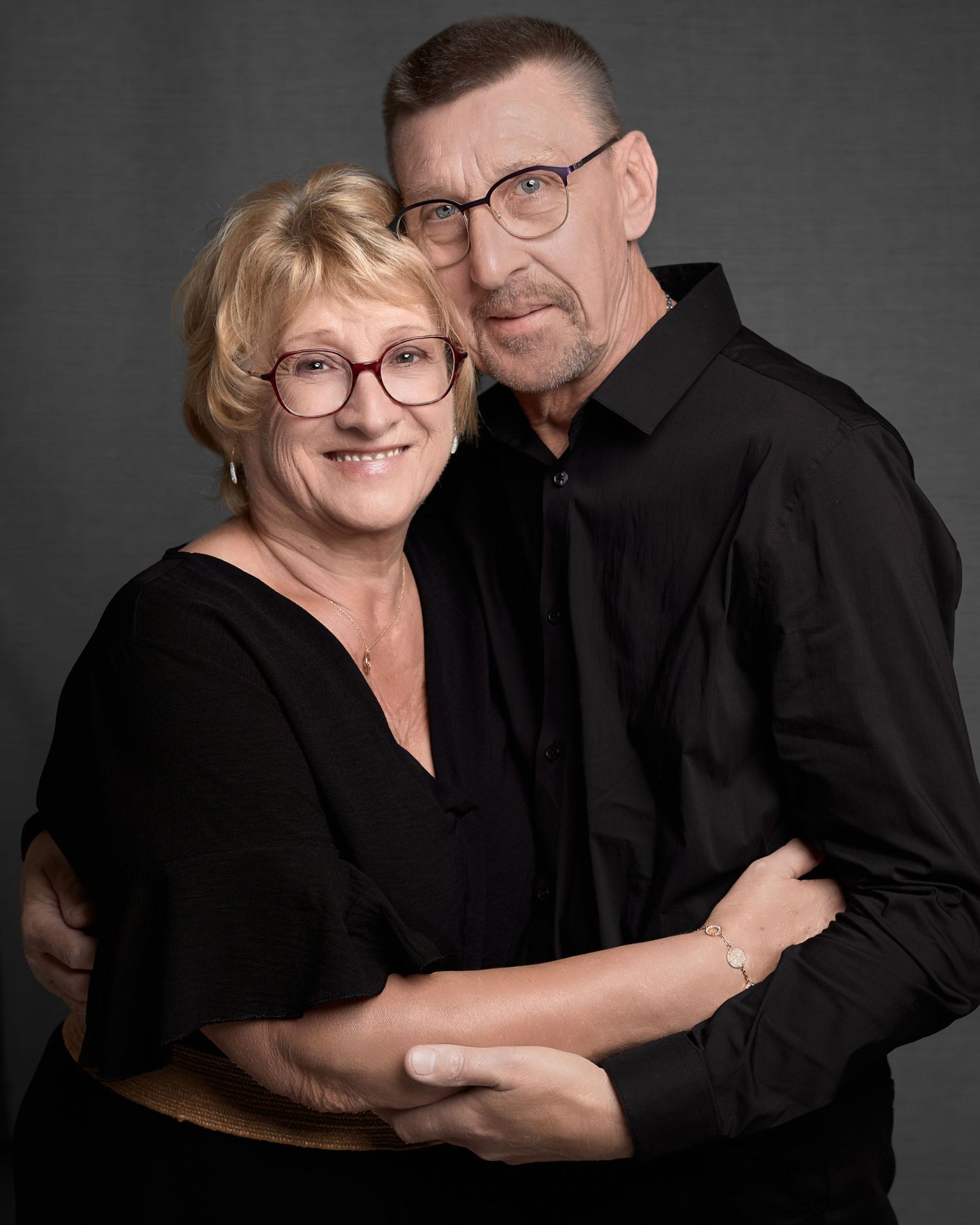Portrait de couple senior élégant en studio, photographie professionnelle famille et couple à Arras – Paul-Victor Photographies.