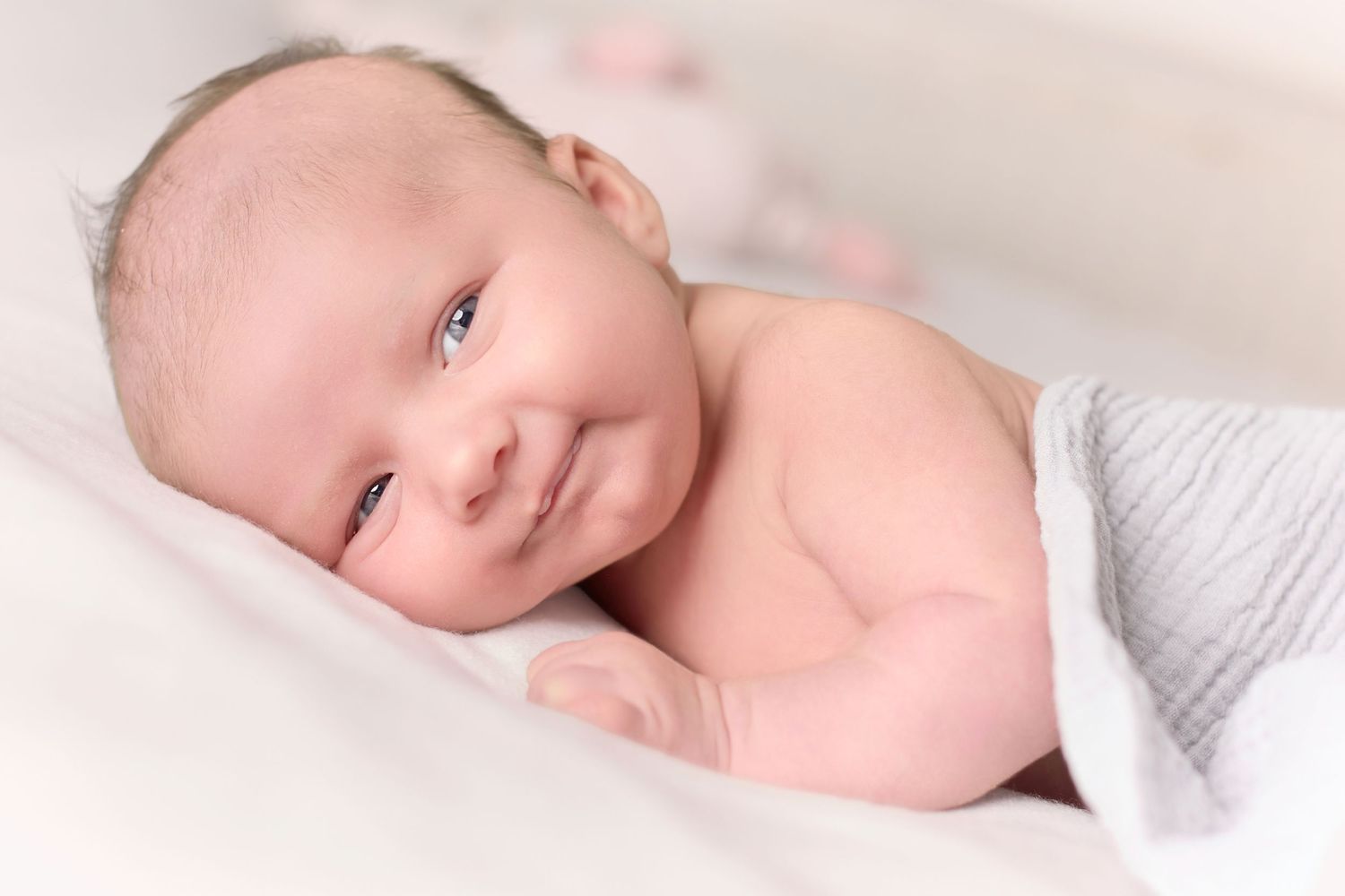 Portrait de bébé souriant, photographie professionnelle naissance et famille à Arras – Paul-Victor Photographies.