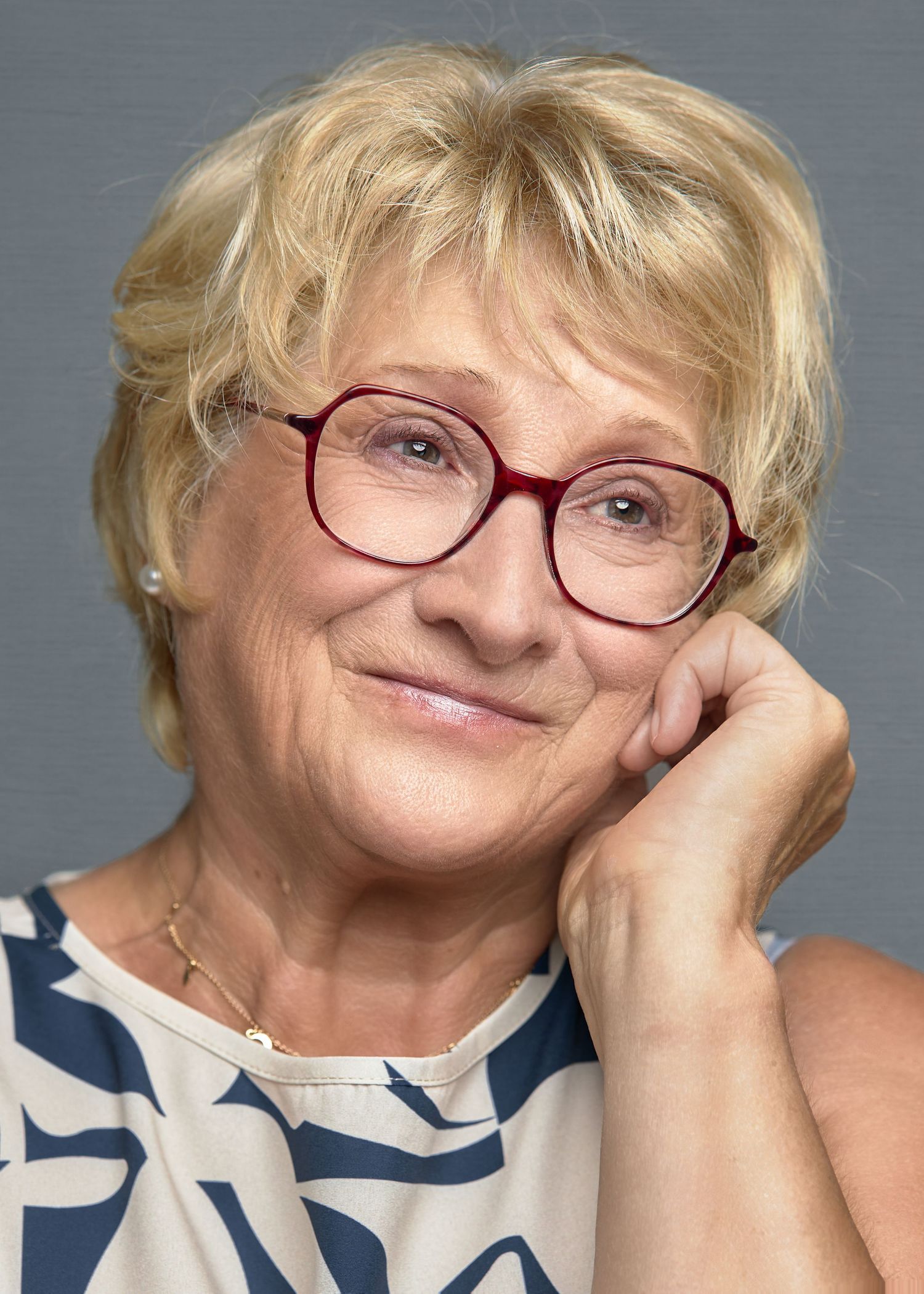 Portrait lumineux d’une femme senior en studio, photographie professionnelle à Arras et Côte d’Opale – Paul-Victor Photographies.