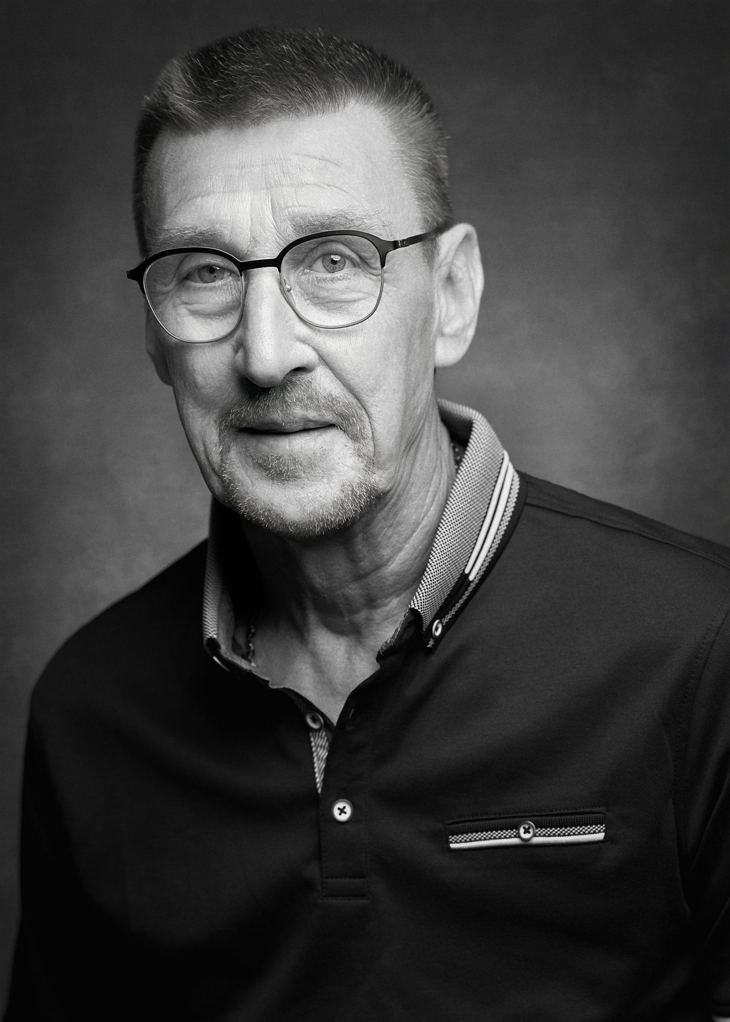 Portrait noir et blanc d’un homme senior, séance photo intemporelle en studio à Arras – Paul-Victor Photographies.