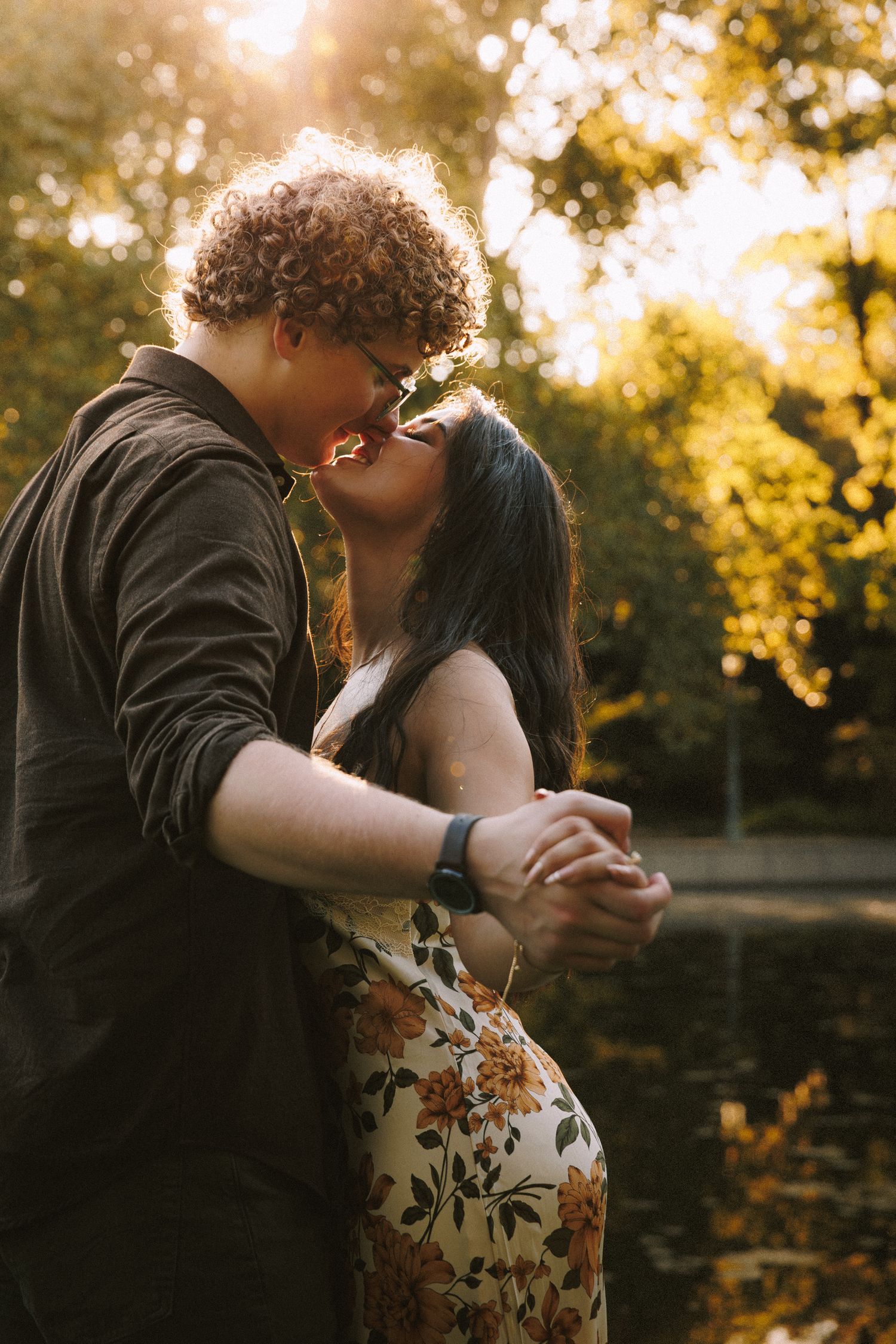 Romantic sunset photoshoot with couple in warm golden light.