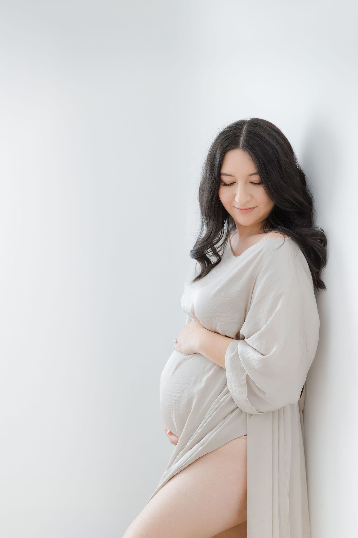Professional maternity photographer in Hendersonville NC offering studio pregnancy portraits.