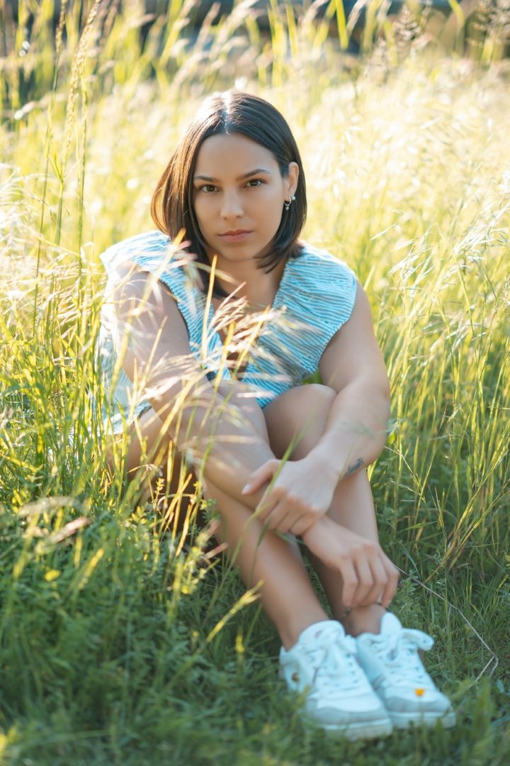 Séance lifestyle femme assise prairie lumière naturelle Lausanne - Women lifestyle session meadow natural light Lausanne