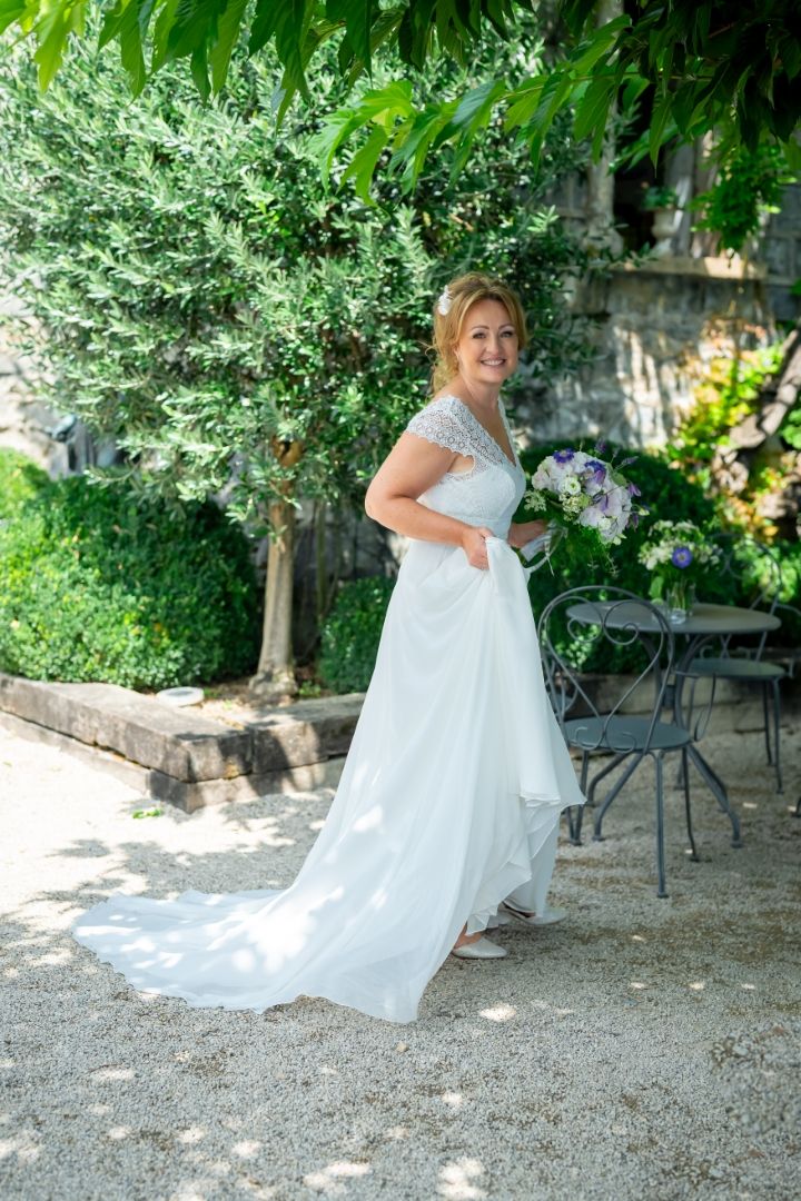 Mariée en robe blanche cérémonie extérieure Suisse romande - Bride white dress outdoor wedding ceremony Switzerland